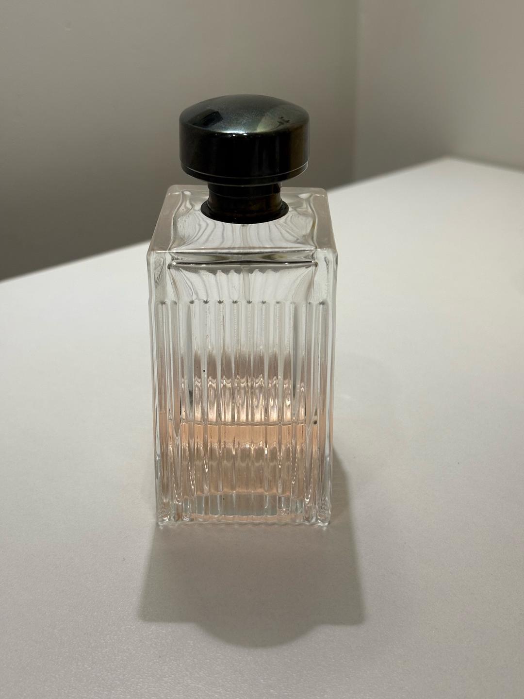 Chloé Духи Chloé Eau de Parfum in a clear, pleated glass bottle with a black cap — фото 2