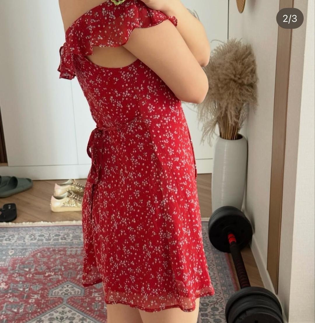 Нет бренда Красное платье в цветочный принт с открытыми плечами — фото 2