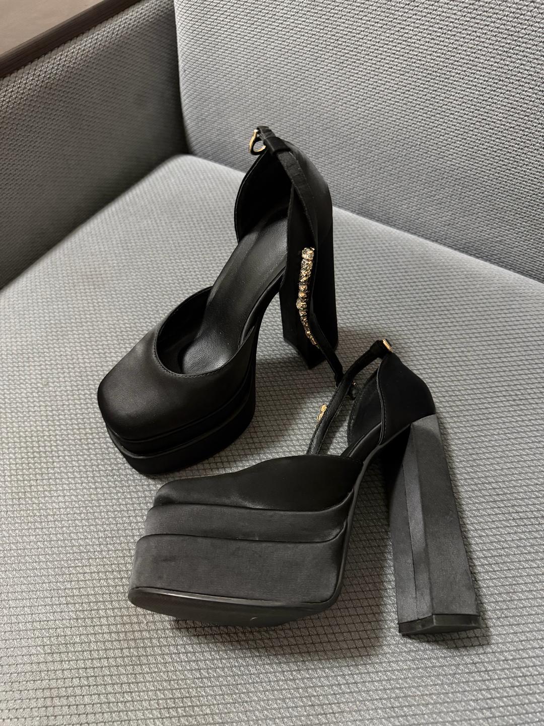 Versace Черные атласные туфли Версачи на платформе и высоком каблуке со стразами — фото 2