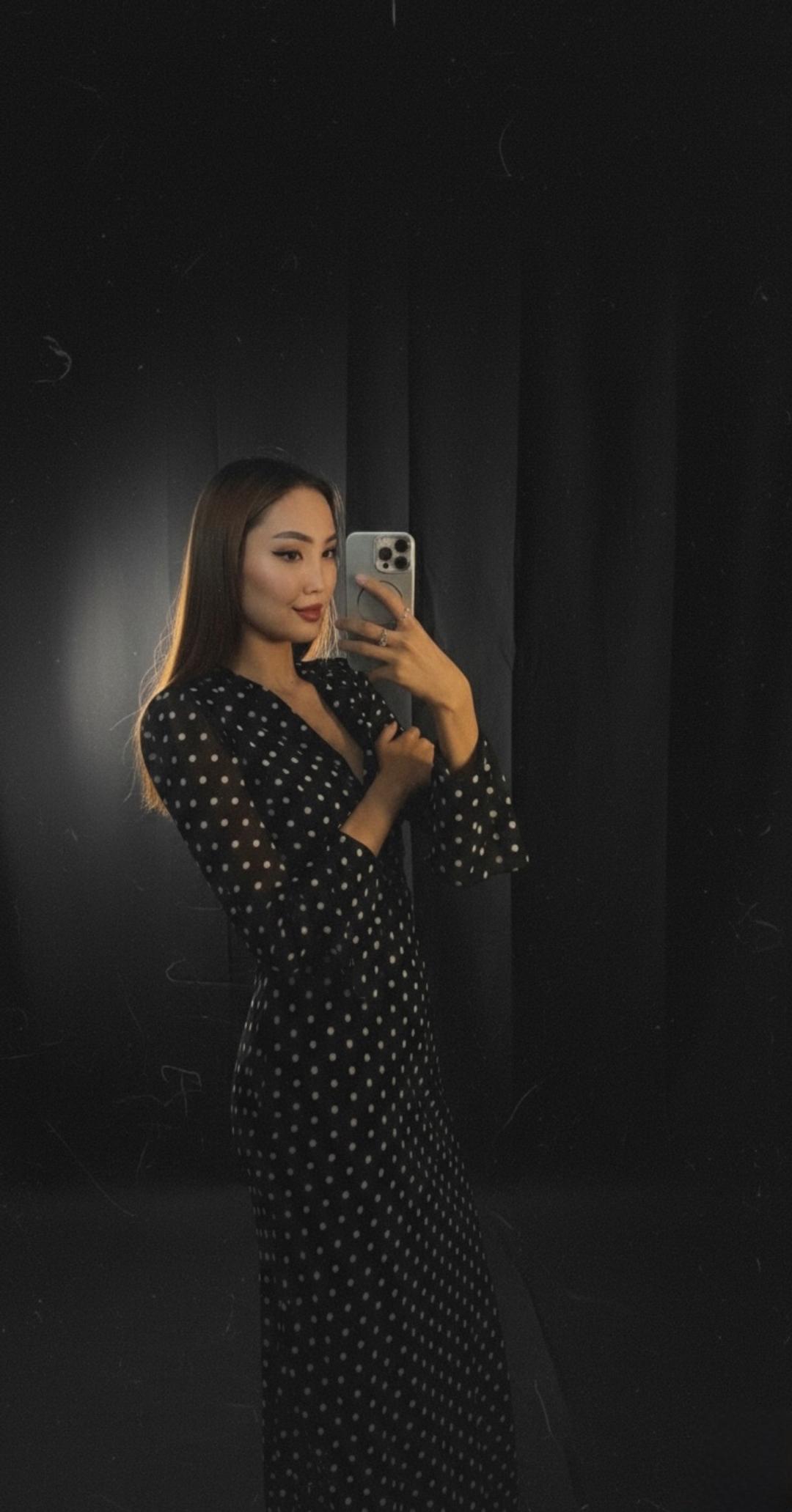 Нет бренда Приталенное платье-миди в горошек (Polka Dot Dress) с расклешенными рукавами. — фото 2