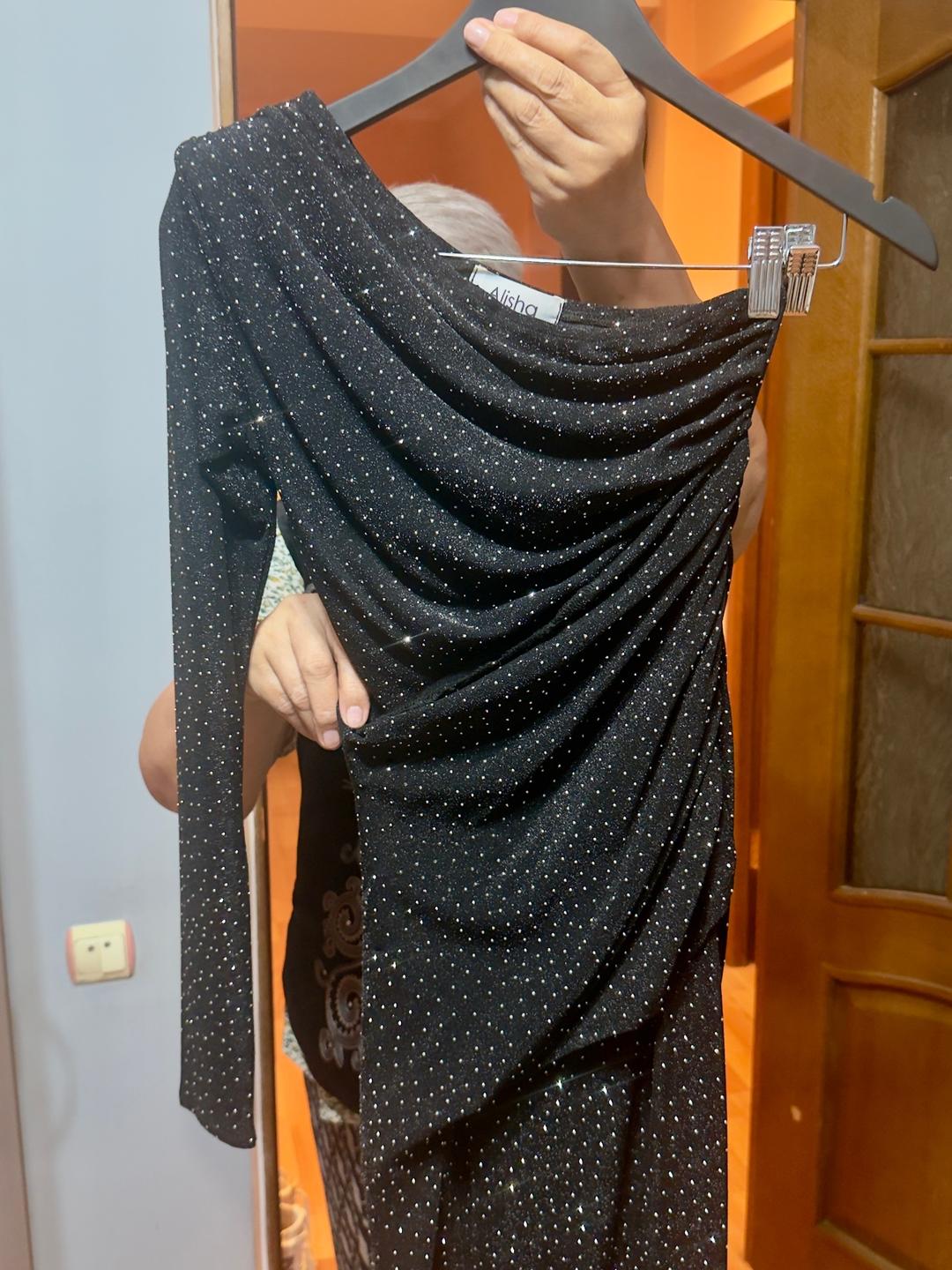 Alisha Atelier Вечернее платье на одно плечо со стразами — фото 2