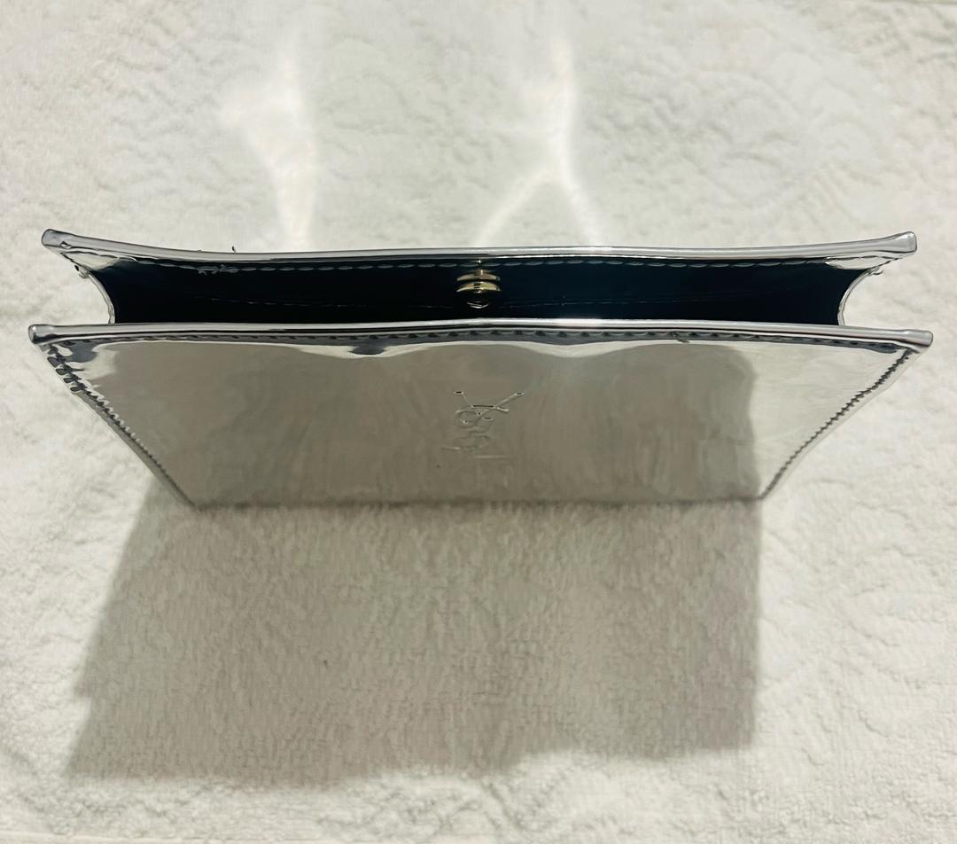 Yves Saint Laurent Серебристая косметичка Yves Saint Laurent Loveshine Pouch — фото 2