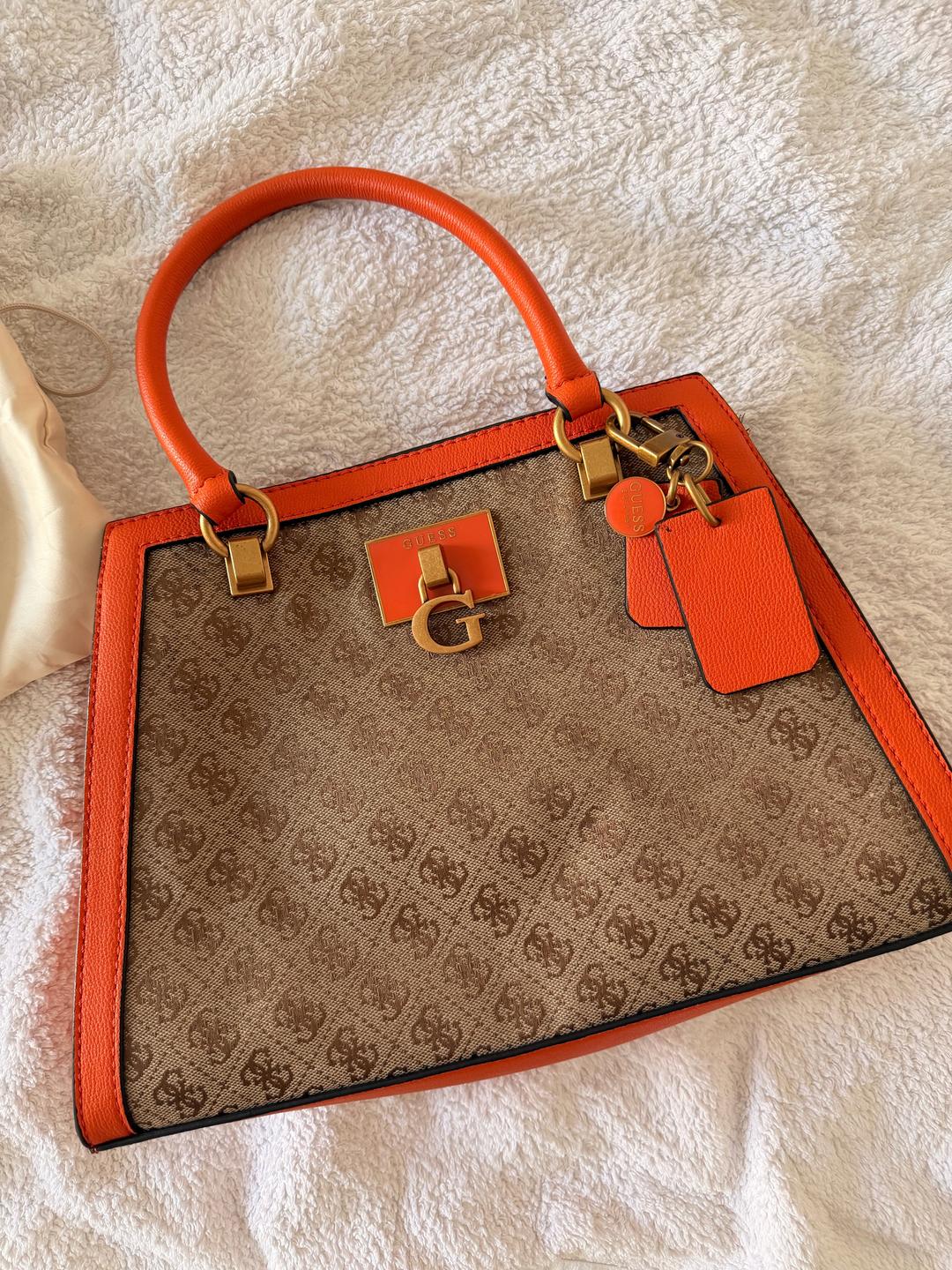 GUESS Сумка Guess Katey 4G с монограммой и контрастными оранжевыми деталями. — фото 2