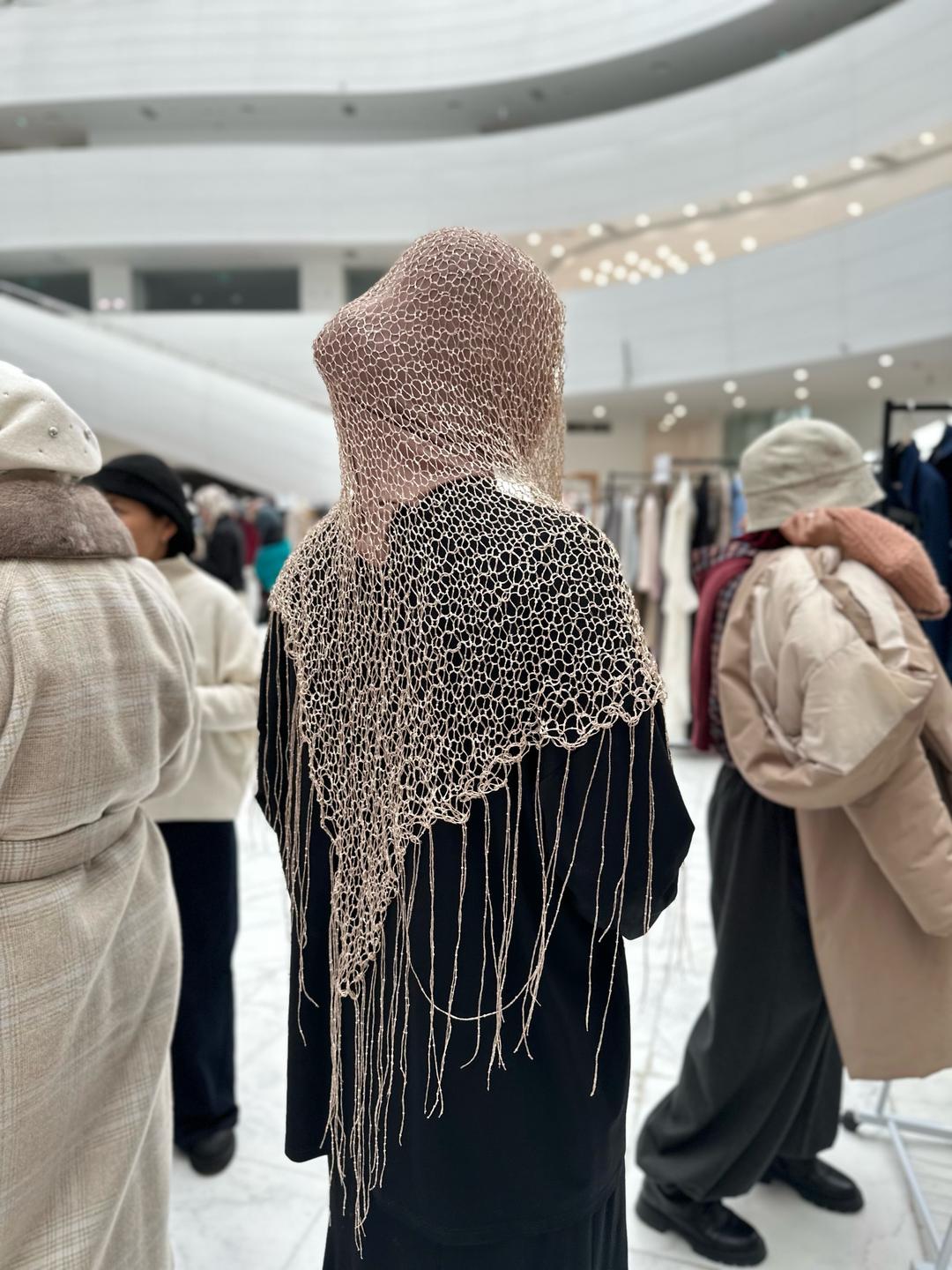 ami.knit Ажурный платок с пайетками и бахромой — фото 2