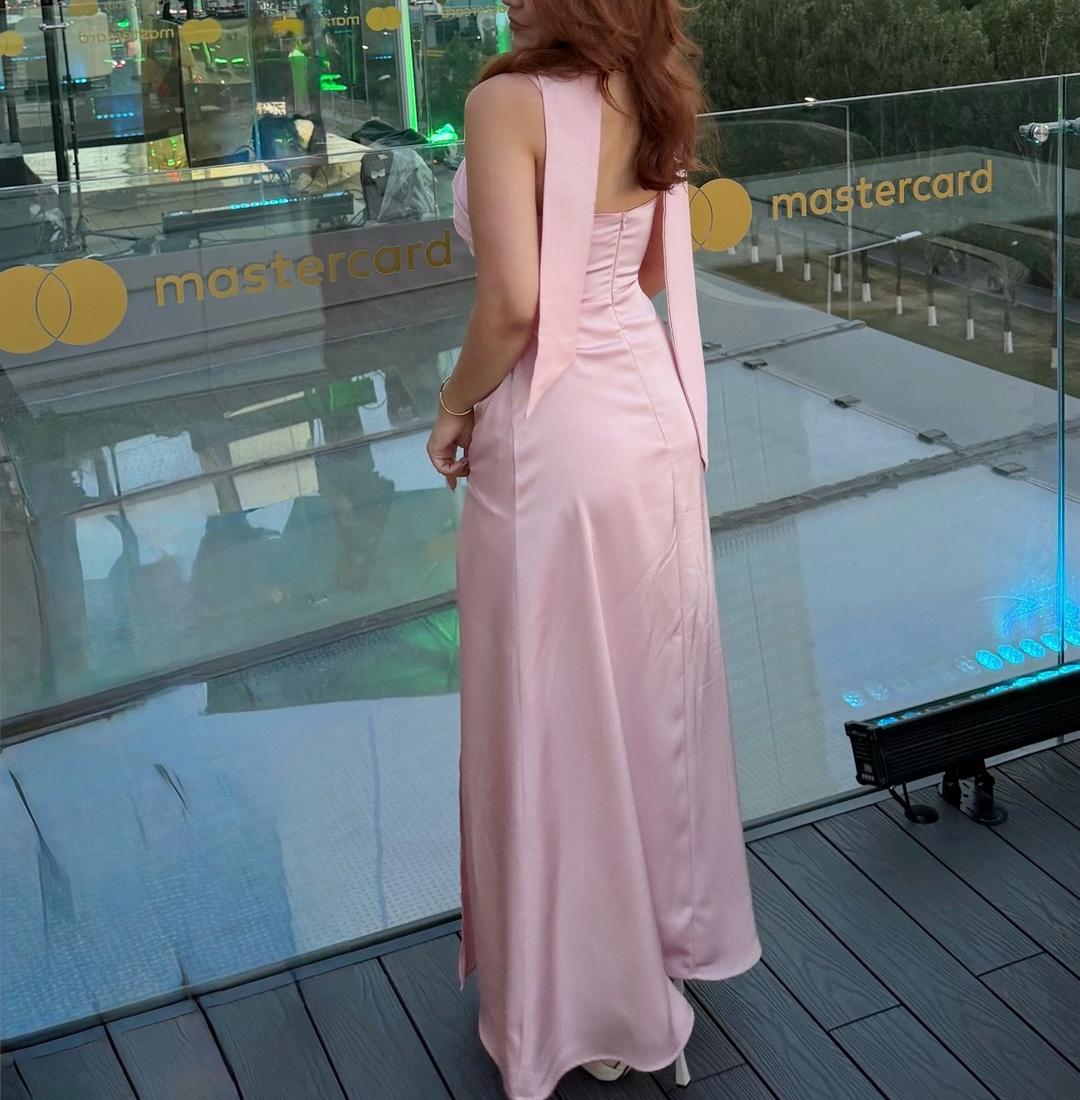 COCO wear Вечернее атласное платье макси с разрезом — фото 2