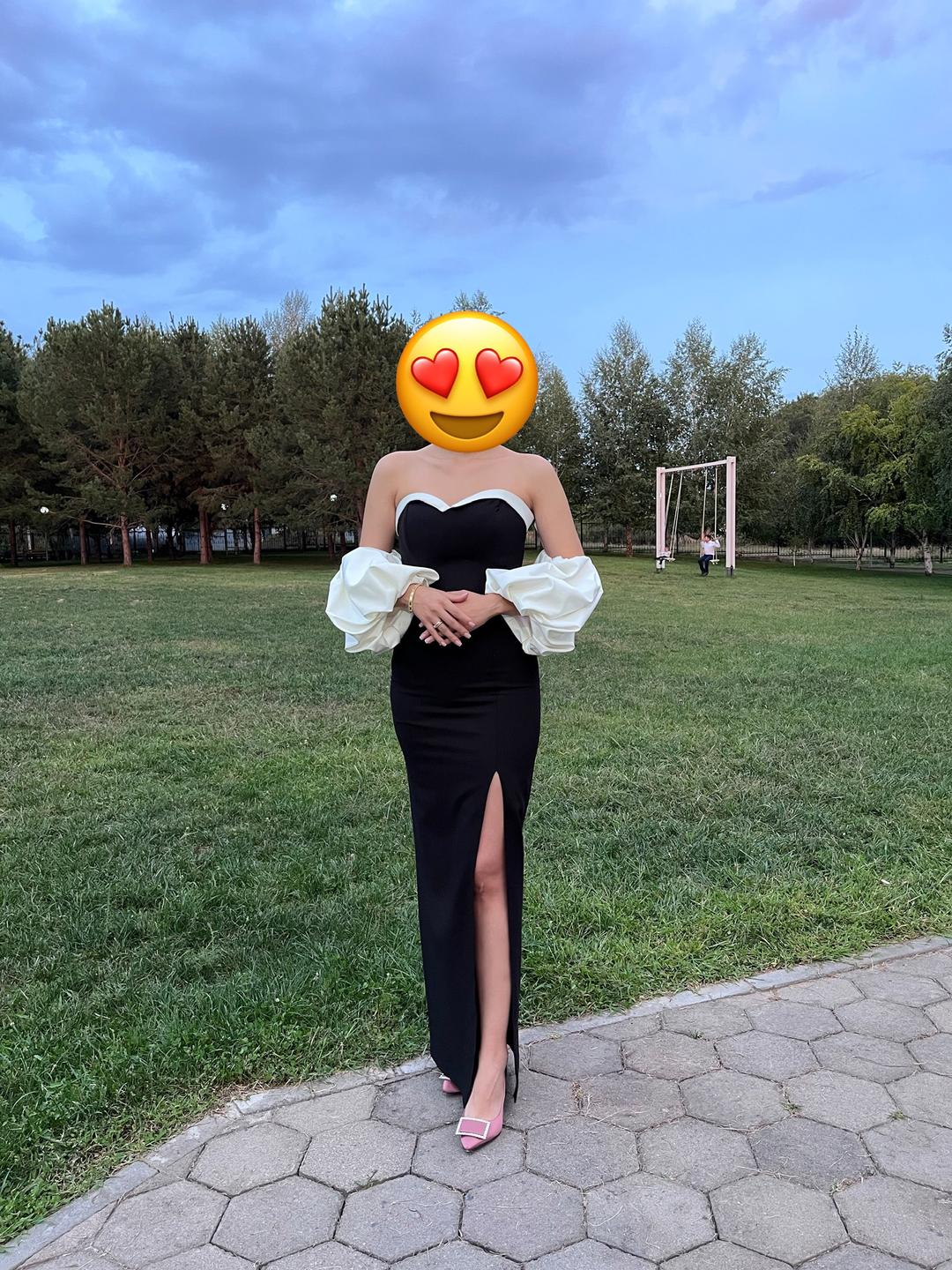 Нет бренда Черное платье с белыми объемными рукавами — фото 2