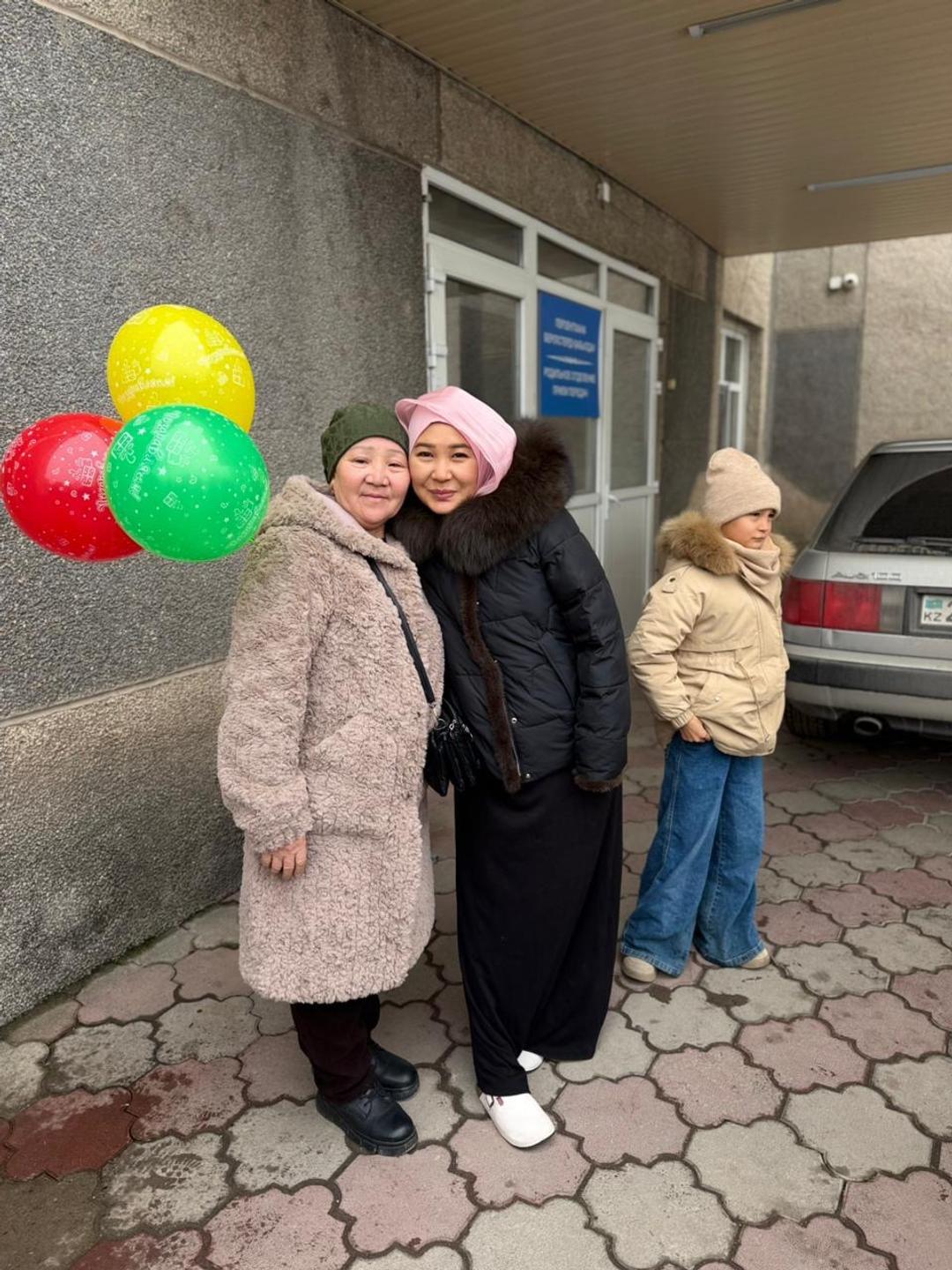 Нет бренда Женский пуховик с меховым капюшоном — фото 2