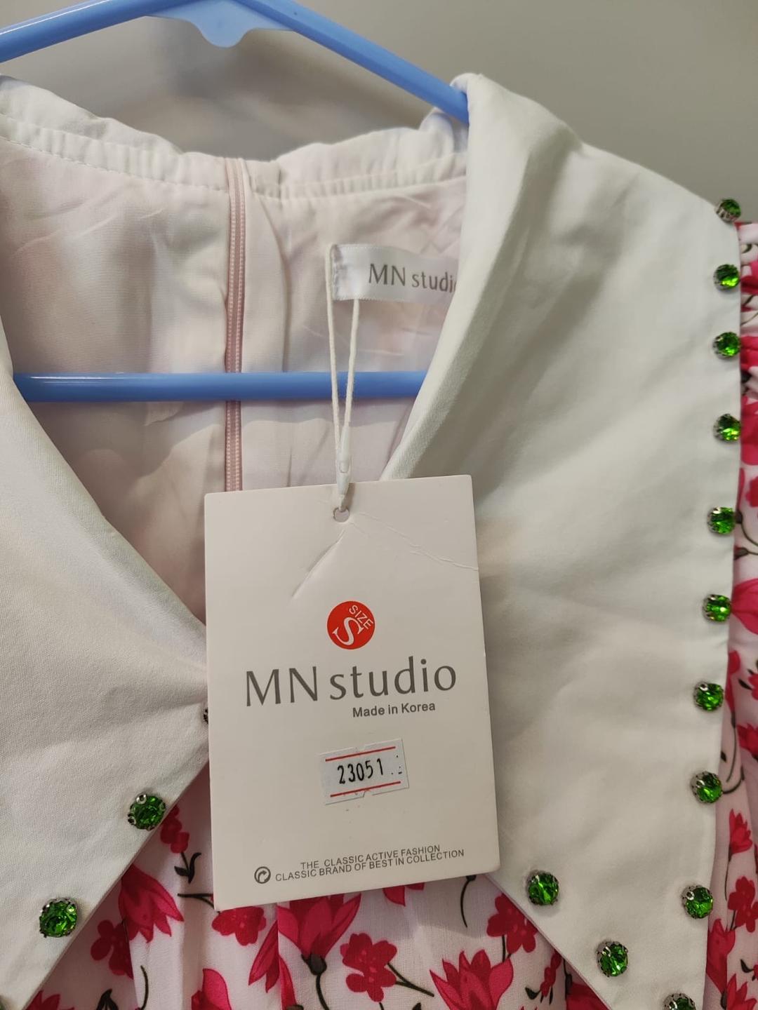 Acne Studios Платье MN studio с цветочным принтом и воротником — фото 2