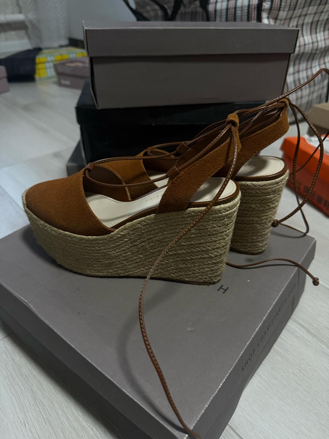 Charles & Keith Босоножки Charles & Keith на танкетке — фото 2