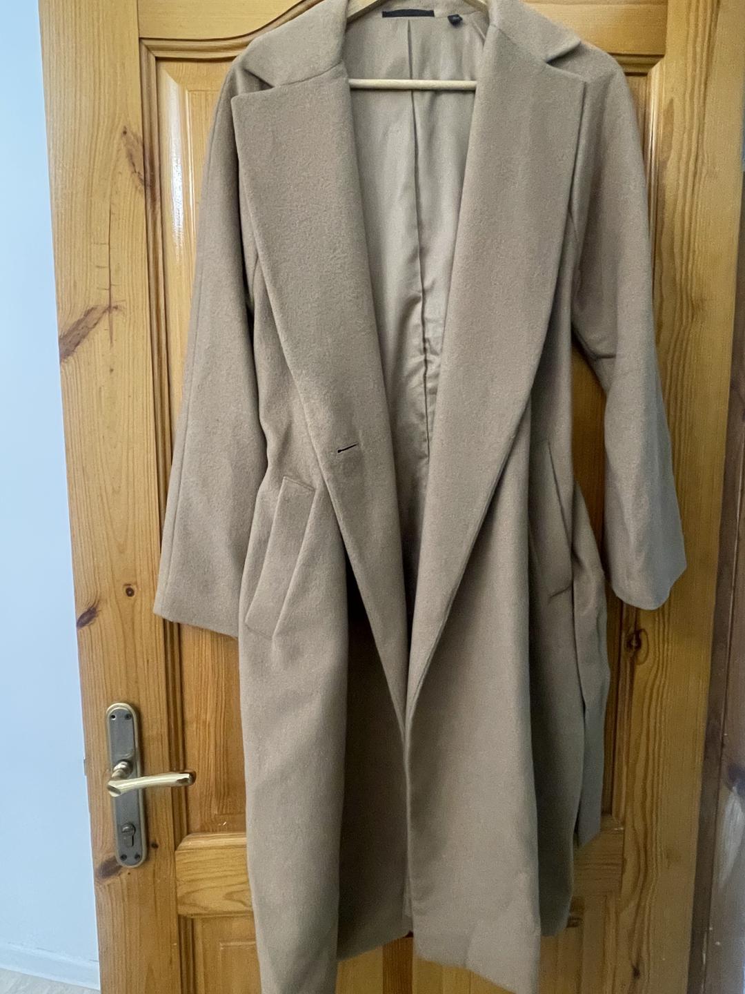Uniqlo Uniqlo пальто. Размер М. в отличном состоянии после химчистки. Удобное. Можно на размер S. Мягкое, состав 50% шерсть,50% полиэстер. Без дефектов. Торг уместен — фото 2
