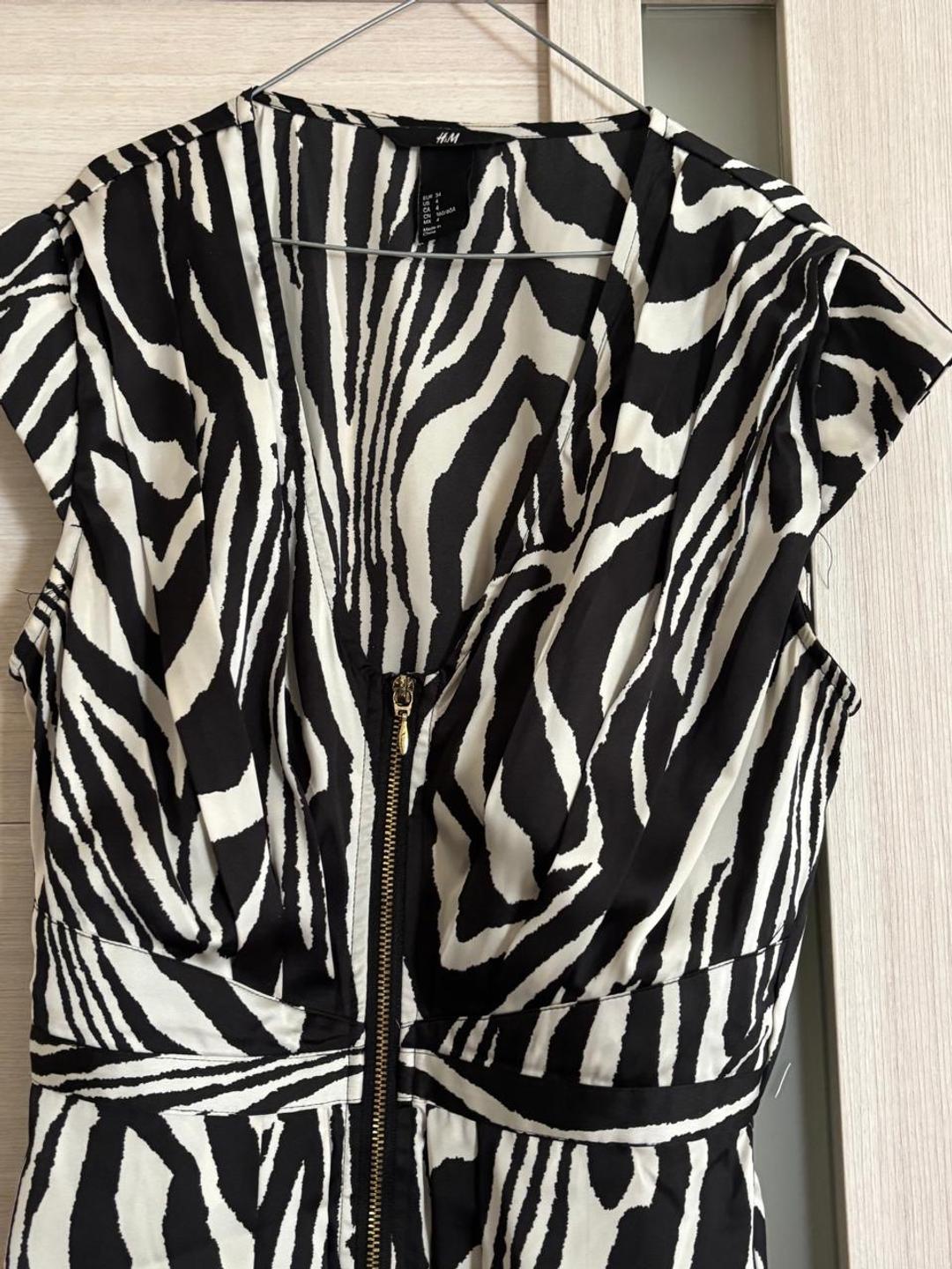 H&M Платье H&M с зебровым принтом и молнией — фото 2