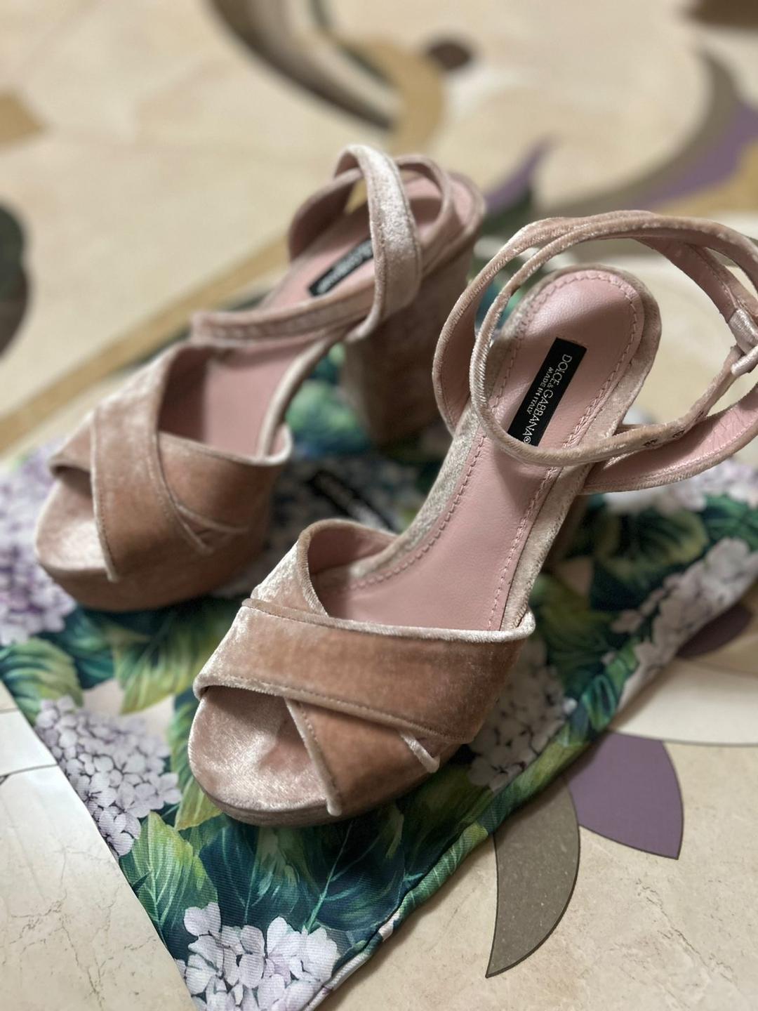 Dolce & Gabbana Шикарные босоножки Dolce & Gabbana из велюра на высоком каблуке — фото 2