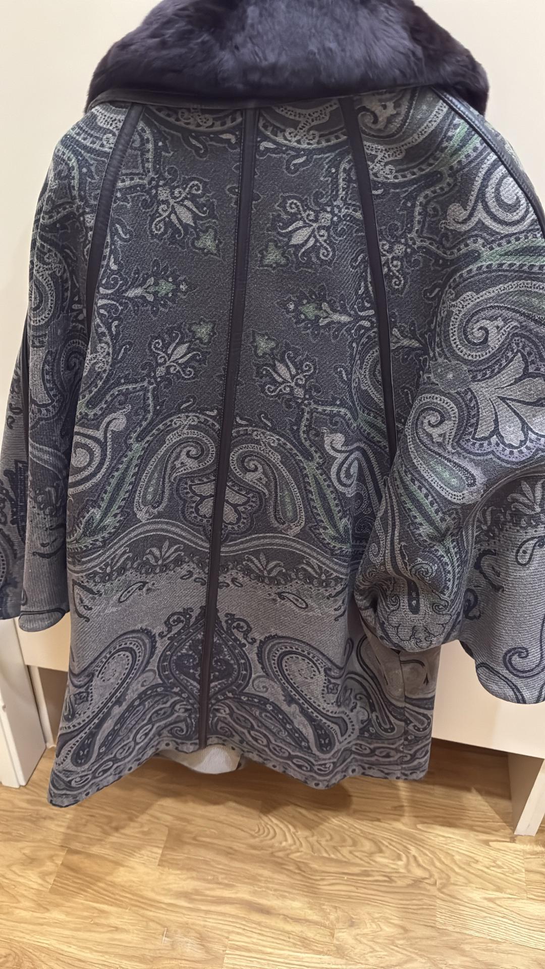 Etro Пальто бренда Etro.  Воротник из кролика сьемный. — фото 2