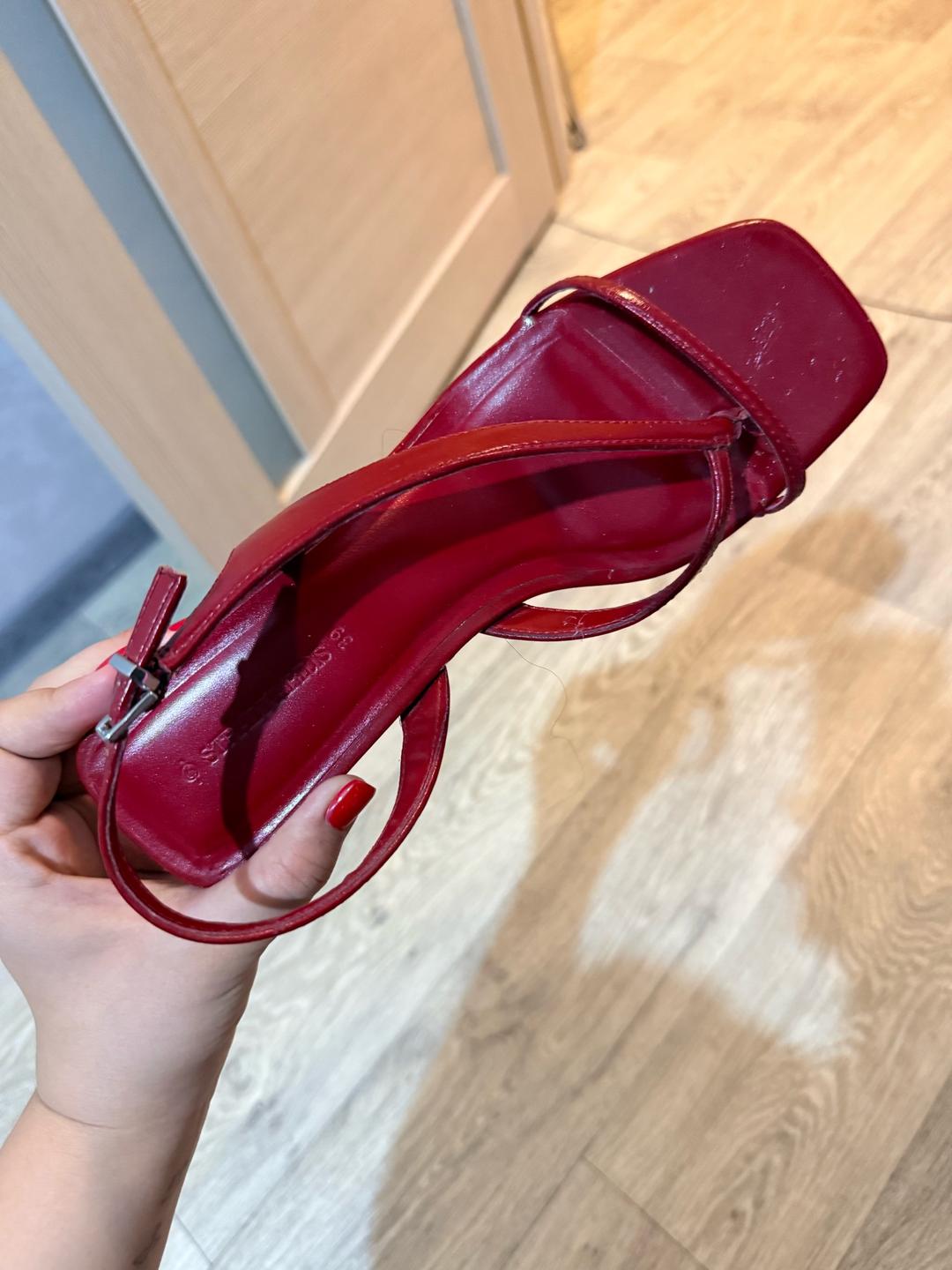 Stradivarius Женские красные лакированные босоножки 39 размера — фото 2