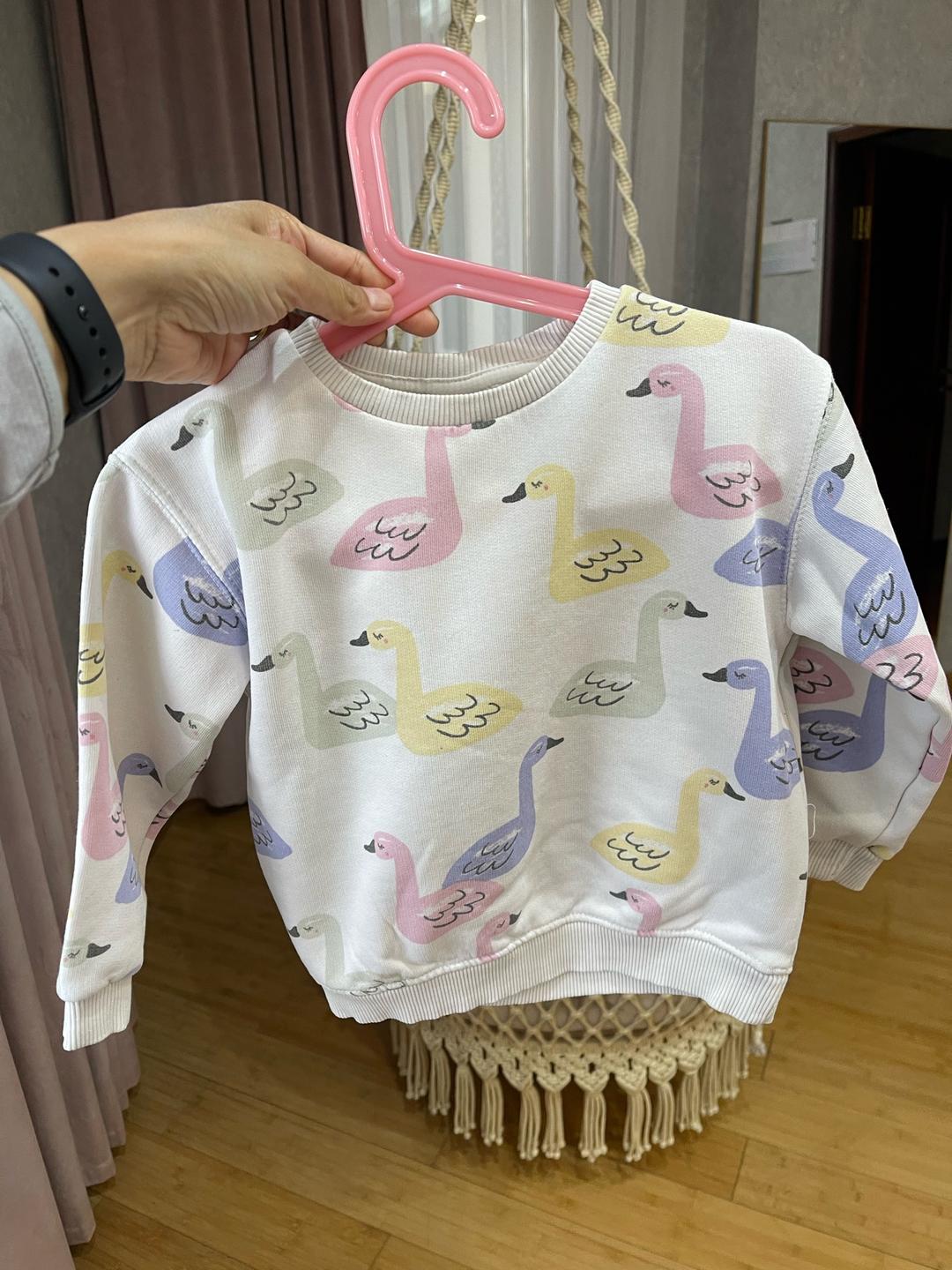 Zara 2 Свитшота ZARA одним лотом, белый  с принтом лебедей 98 и в бежевом цвете 92 — фото 2