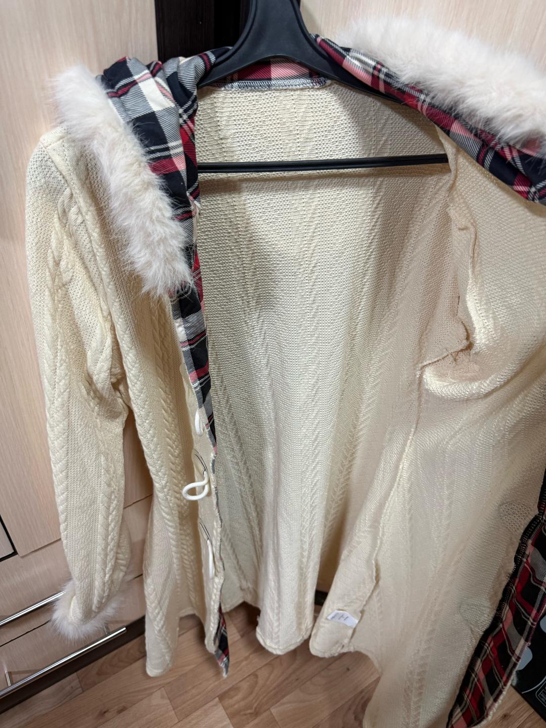 Нет бренда Вязаный кардиган с капюшоном и меховой отделкой — фото 2