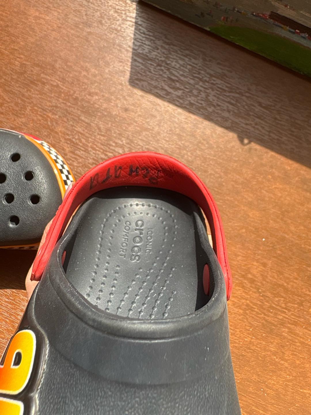 Crocs Детские Crocs с принтом Молния Маккуин — фото 2