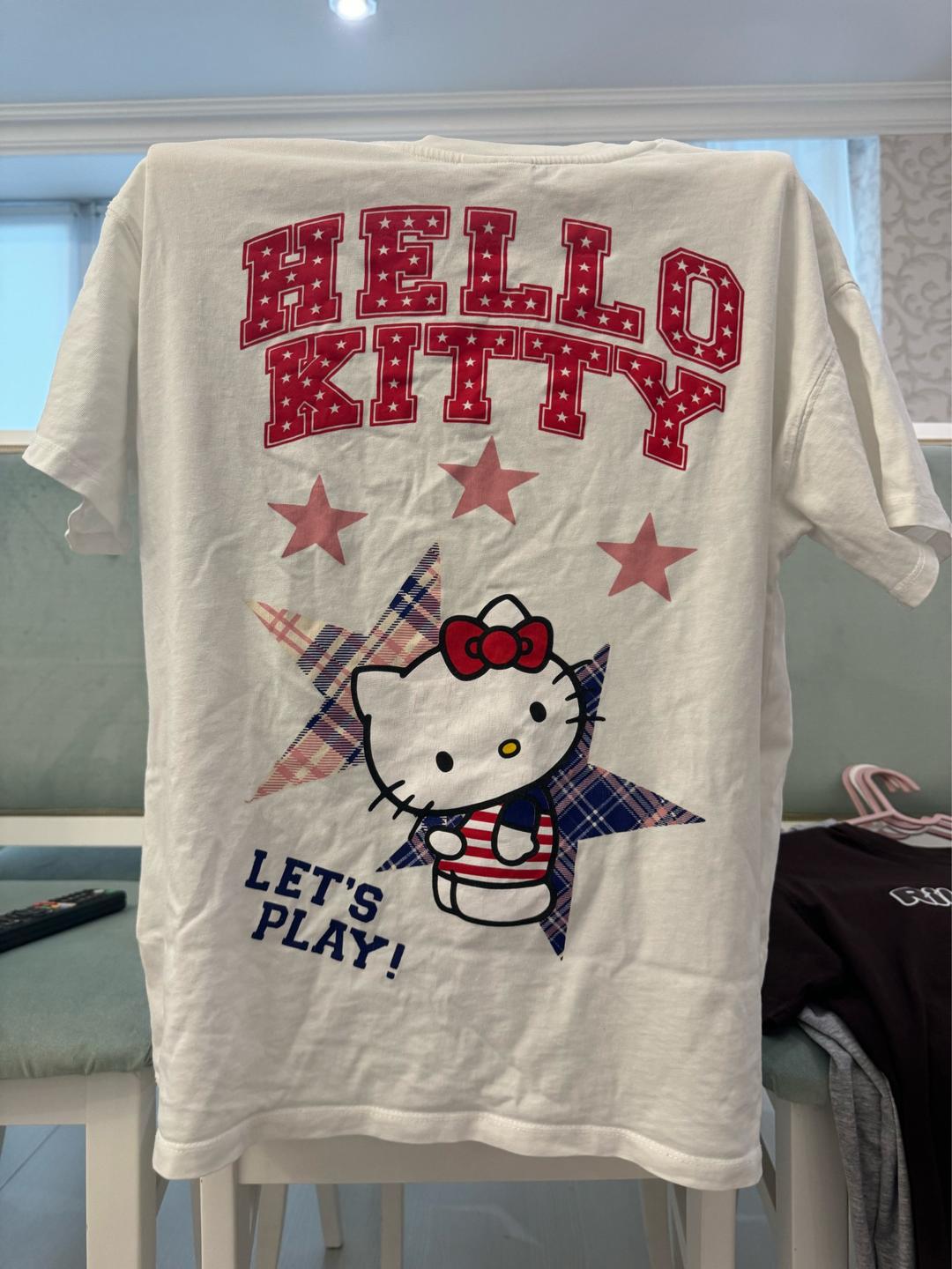 Hello Kitty Футболка с принтом Hello Kitty бершка, есть пятнышко маленькое, размер С 26 — фото 2