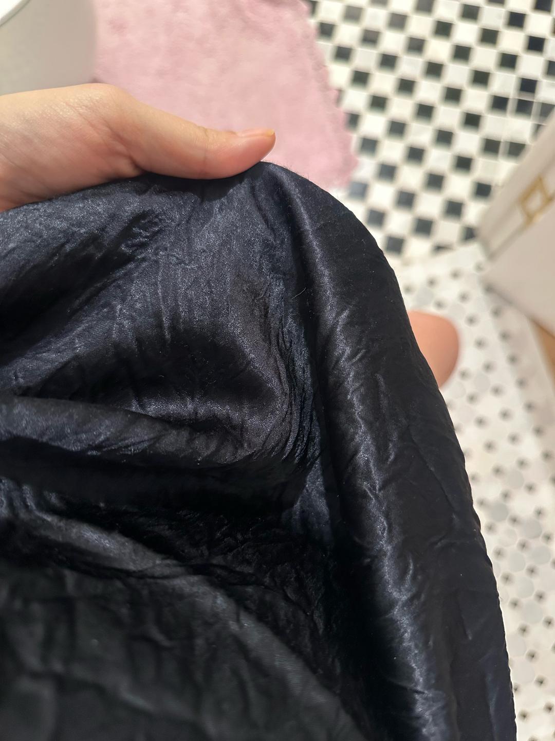 Zara Черное атласное платье без рукавов с воротником-стойкой — фото 2