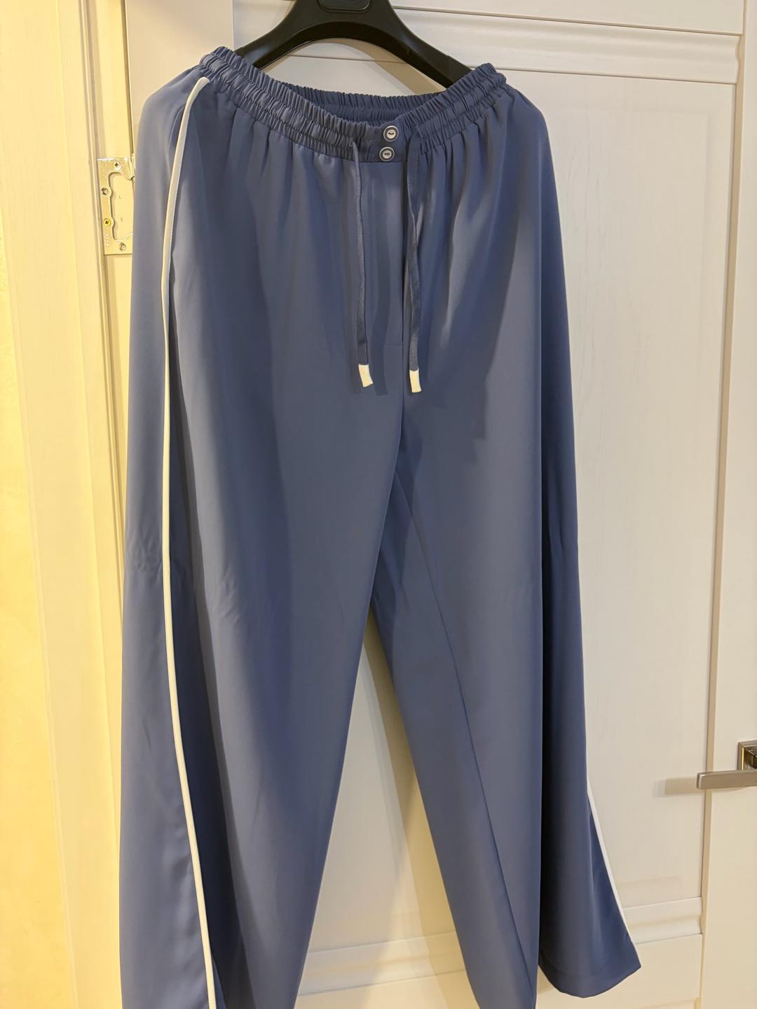 San Vera Fashion Женский брючный костюм светло-синего цвета — фото 2