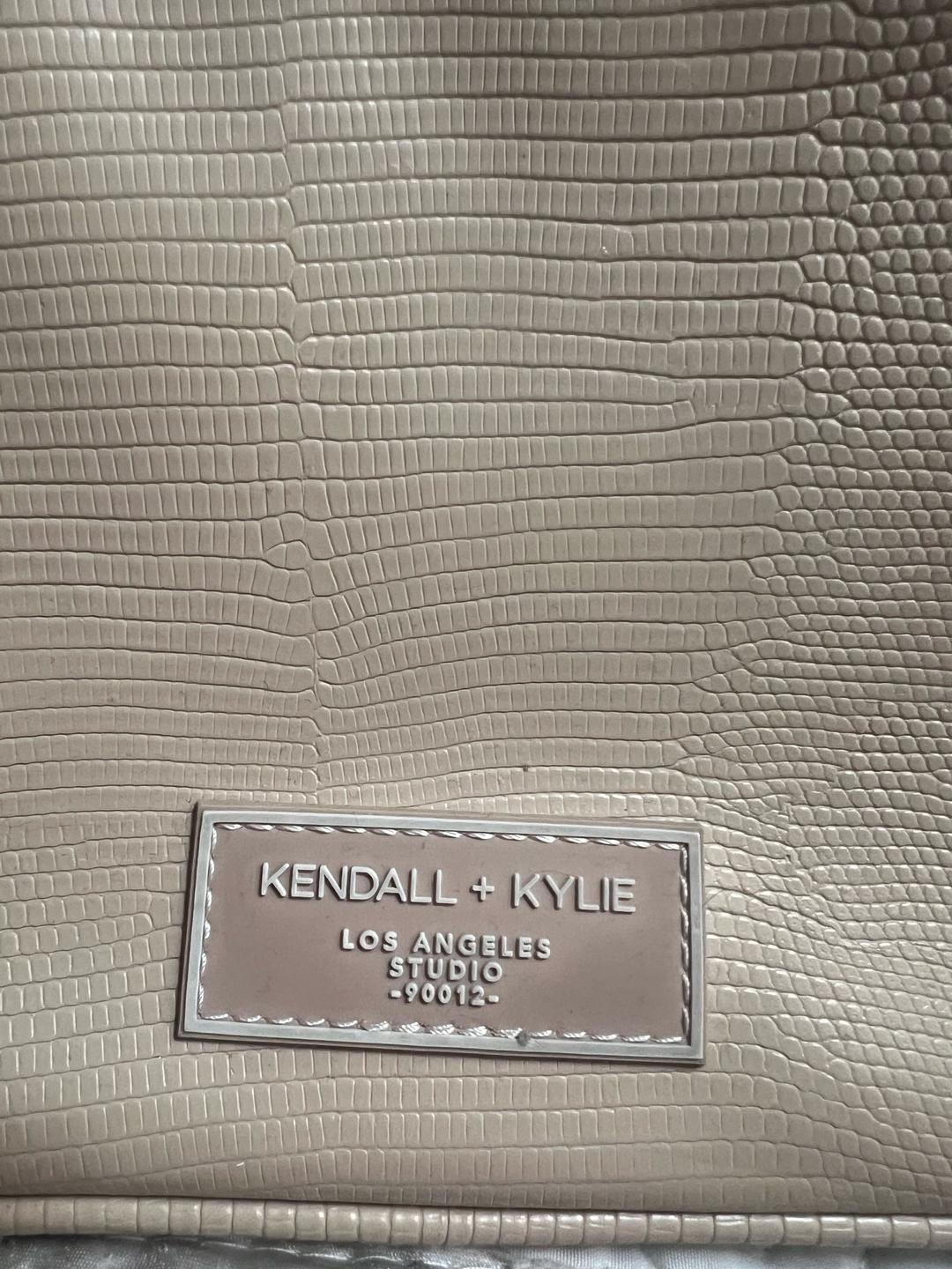 Kendall & Kylie Продам бежевую сумочку от Kendall+Kylie — фото 2