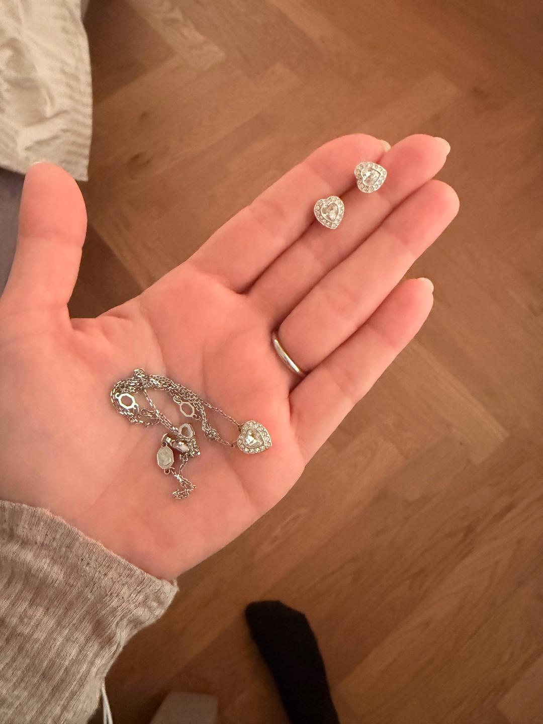 Swarovski Набор украшений Swarowski : цепочка с кулоном и серьги-пусеты в форме сердца — фото 2