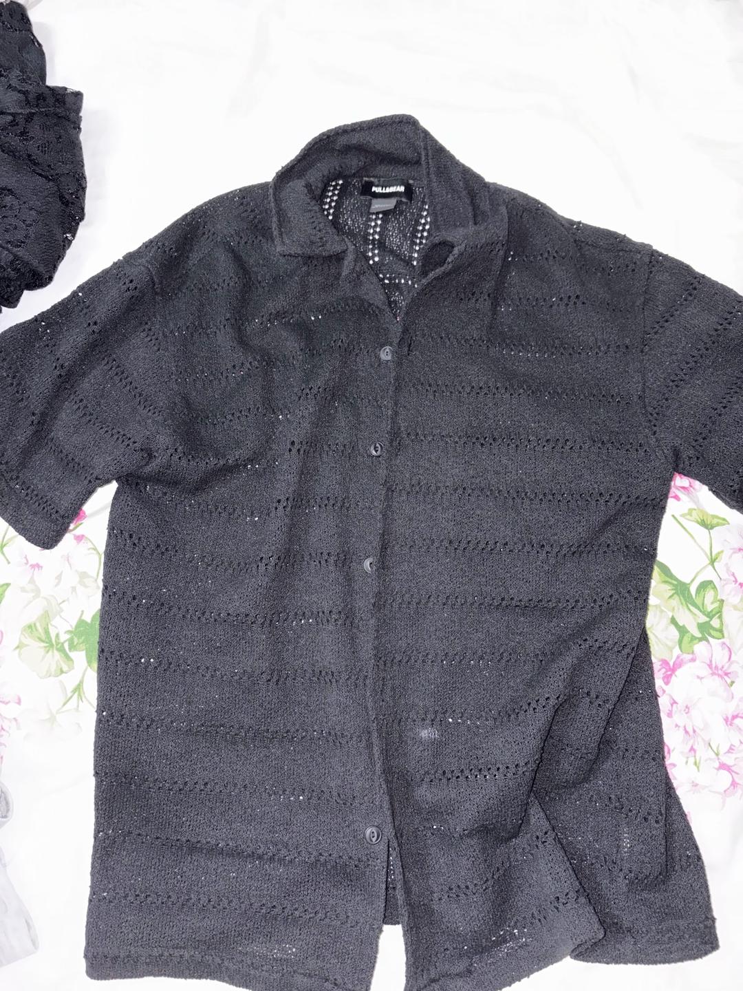Pull & Bear черная вязаная рубашка с короткими рукавами от Pull&Bear — фото 2