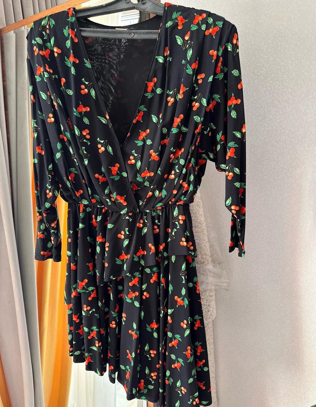 H&M Платье с принтом вишня🍒🖤 — фото 2