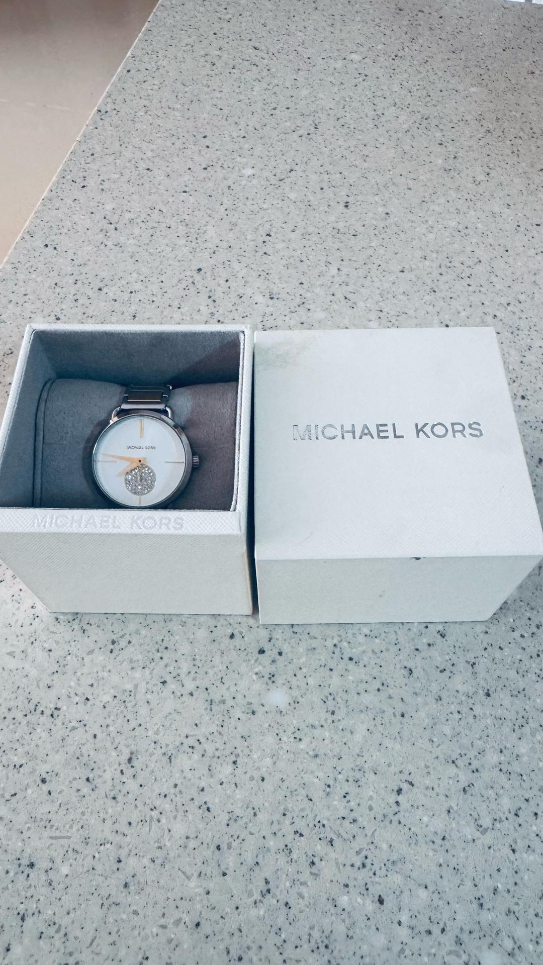 Michael Kors Часы Michael Kors серебристые с золотистыми вставками — фото 2