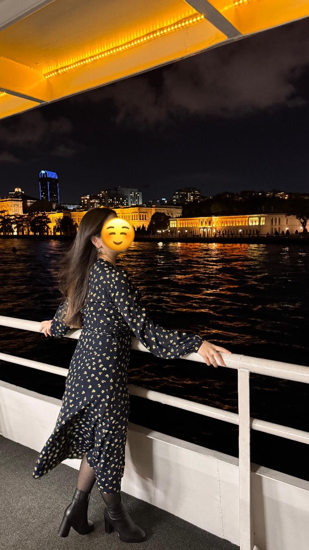H&M Черное платье H&M, на запах с желтым мелким принтом — фото 2