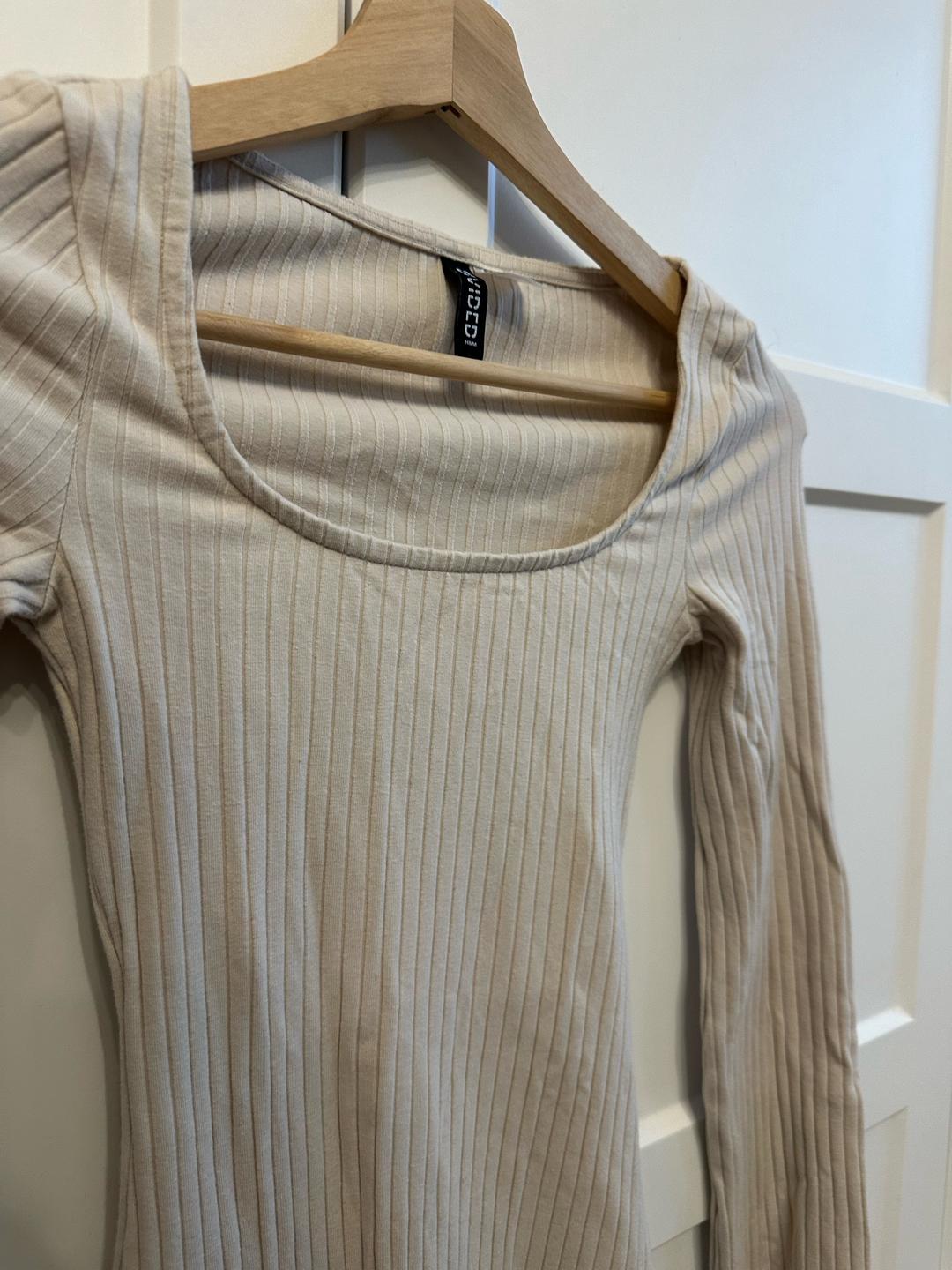 H&M Платье H&M в рубчик с расклешеванными рукавами — фото 2