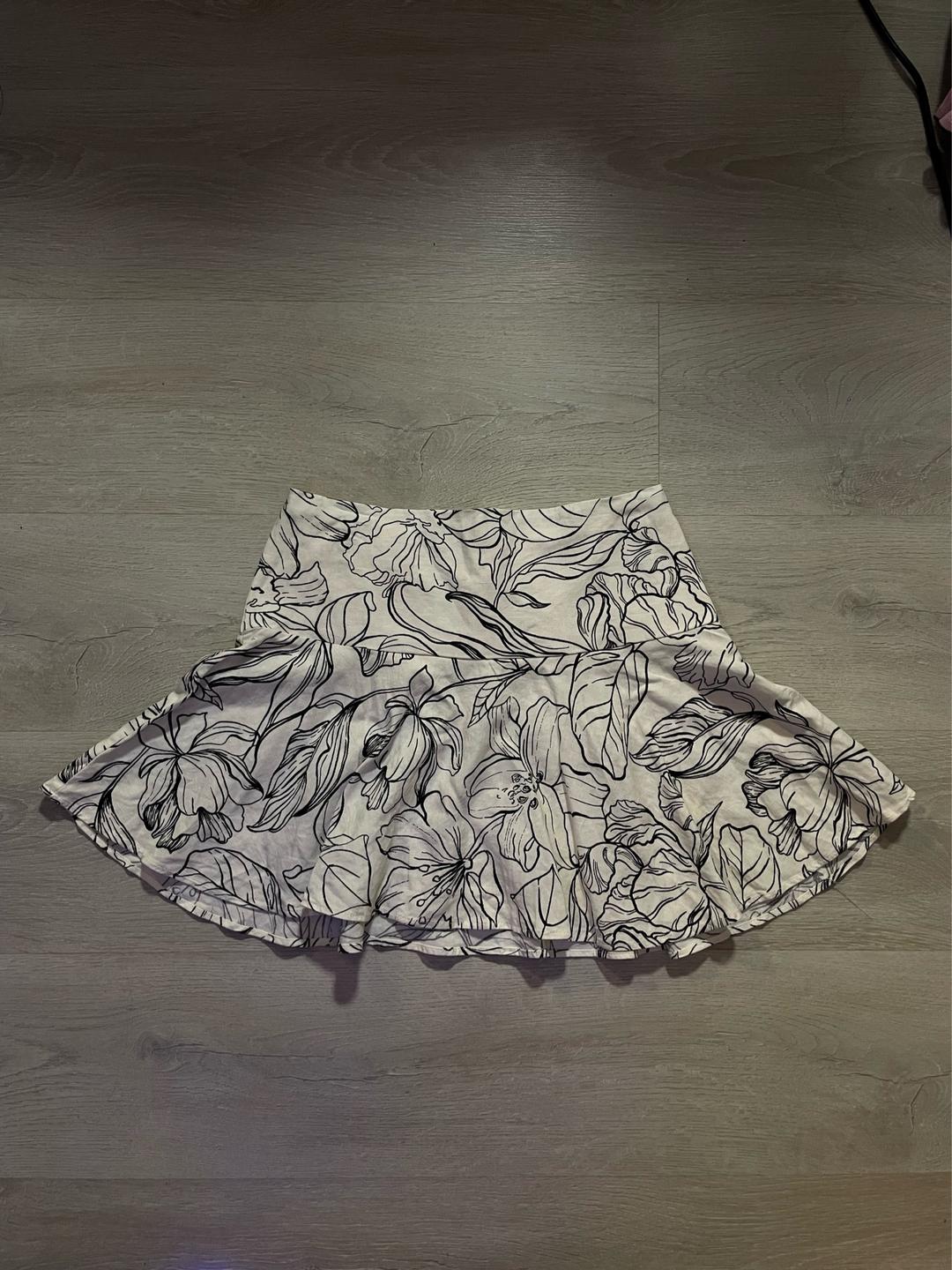 H&M Черно белая юбка графика с добавлением льна H&M pleated graphic mini skirt — фото 2
