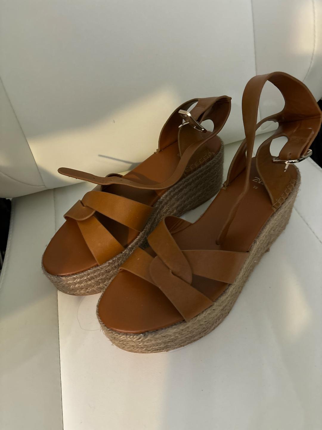 Zara Новые кожаные босоножки на танкетке. Покупала за 34990 тг — фото 2