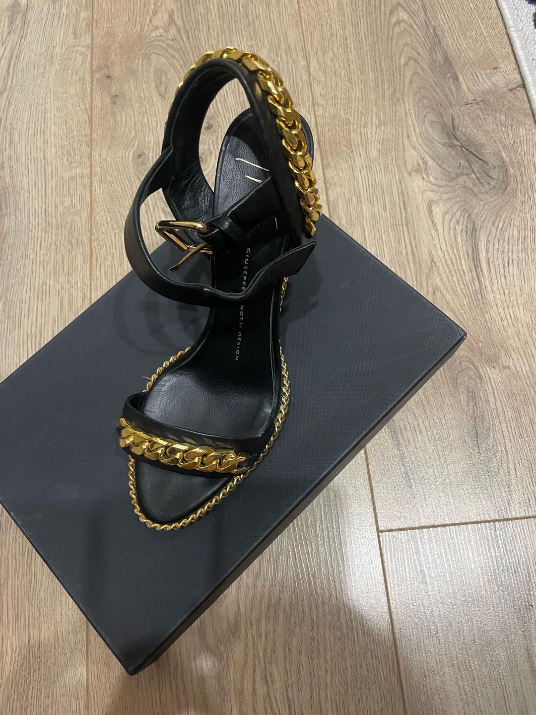 Guiseppe Zanotti женские босоножки Giuseppe Zanotti Design с фирменной золотой цепью — фото 2