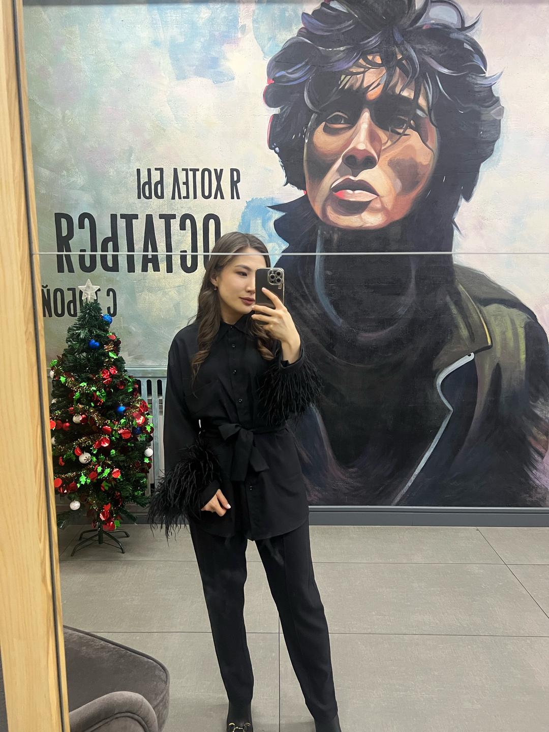 Нет бренда Черная блуза с декоративными перьями на рукавах — фото 2
