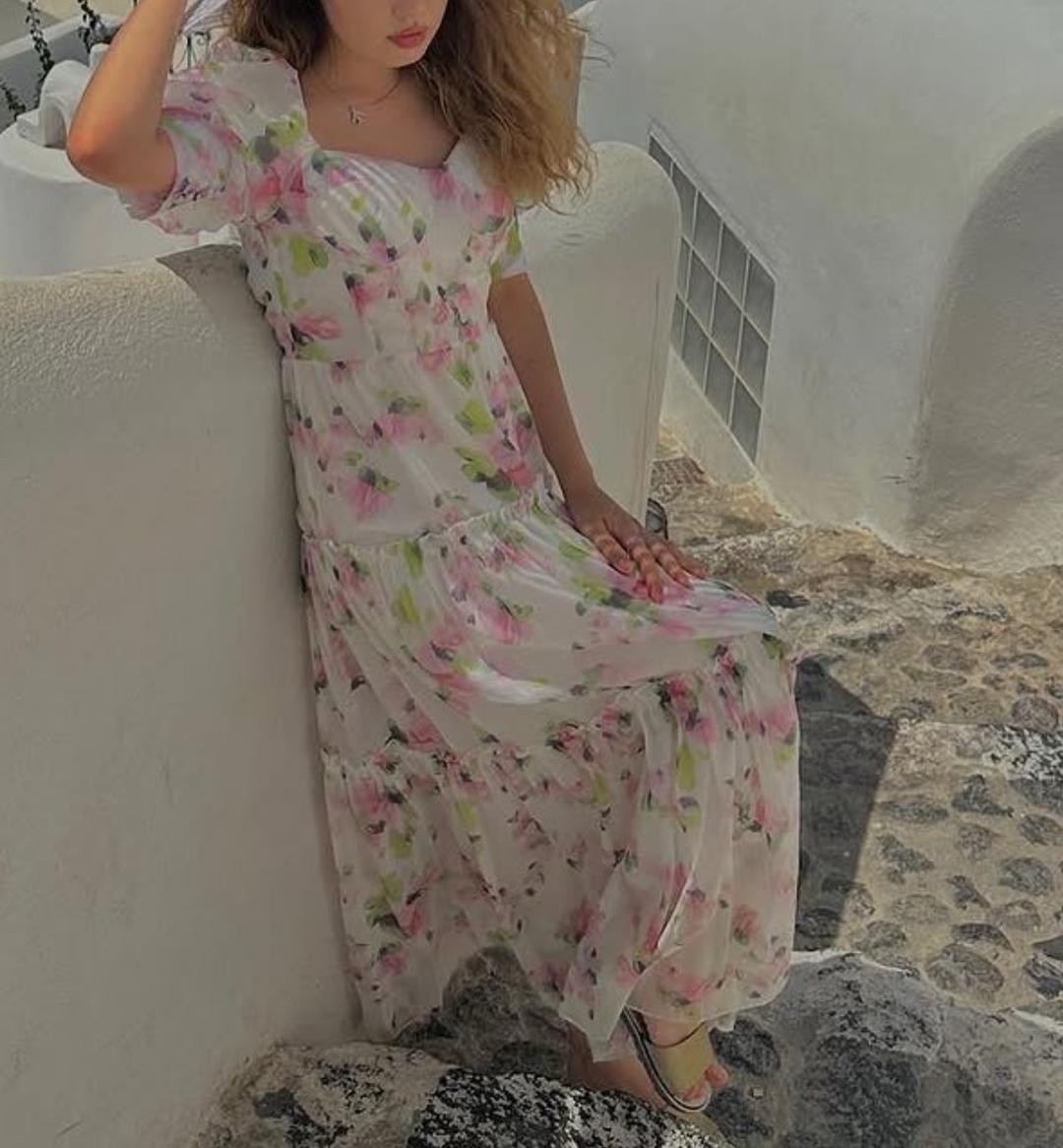 Нежное белое платье с цветочным принтом и короткими рукавами — фото 2