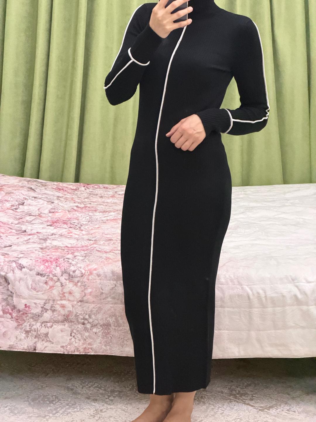 Zara Трикотажное платье макси в рубчик с контрастными линиями — фото 2