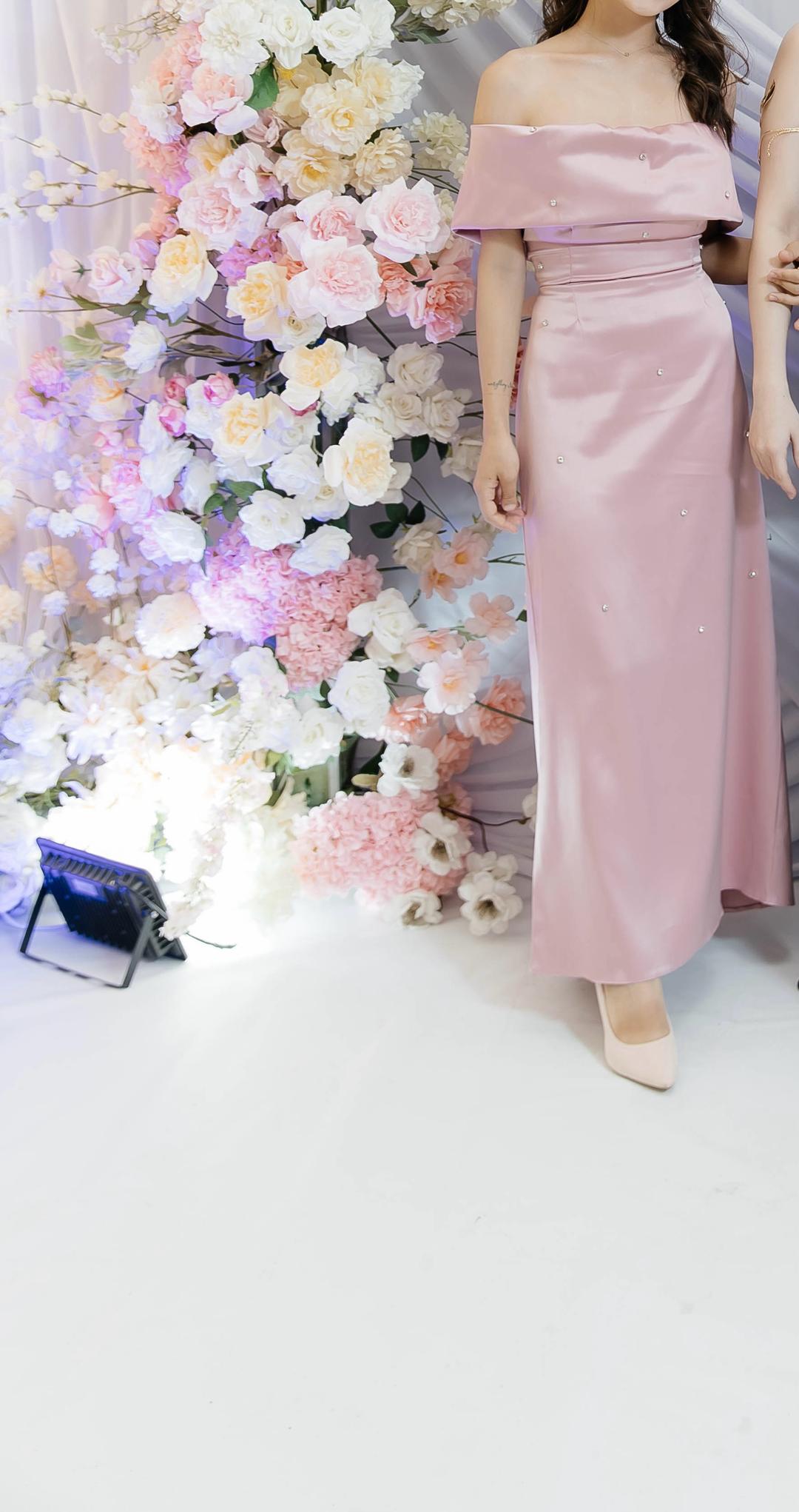 Нет бренда Вечернее атласное платье с открытыми плечами — фото 2