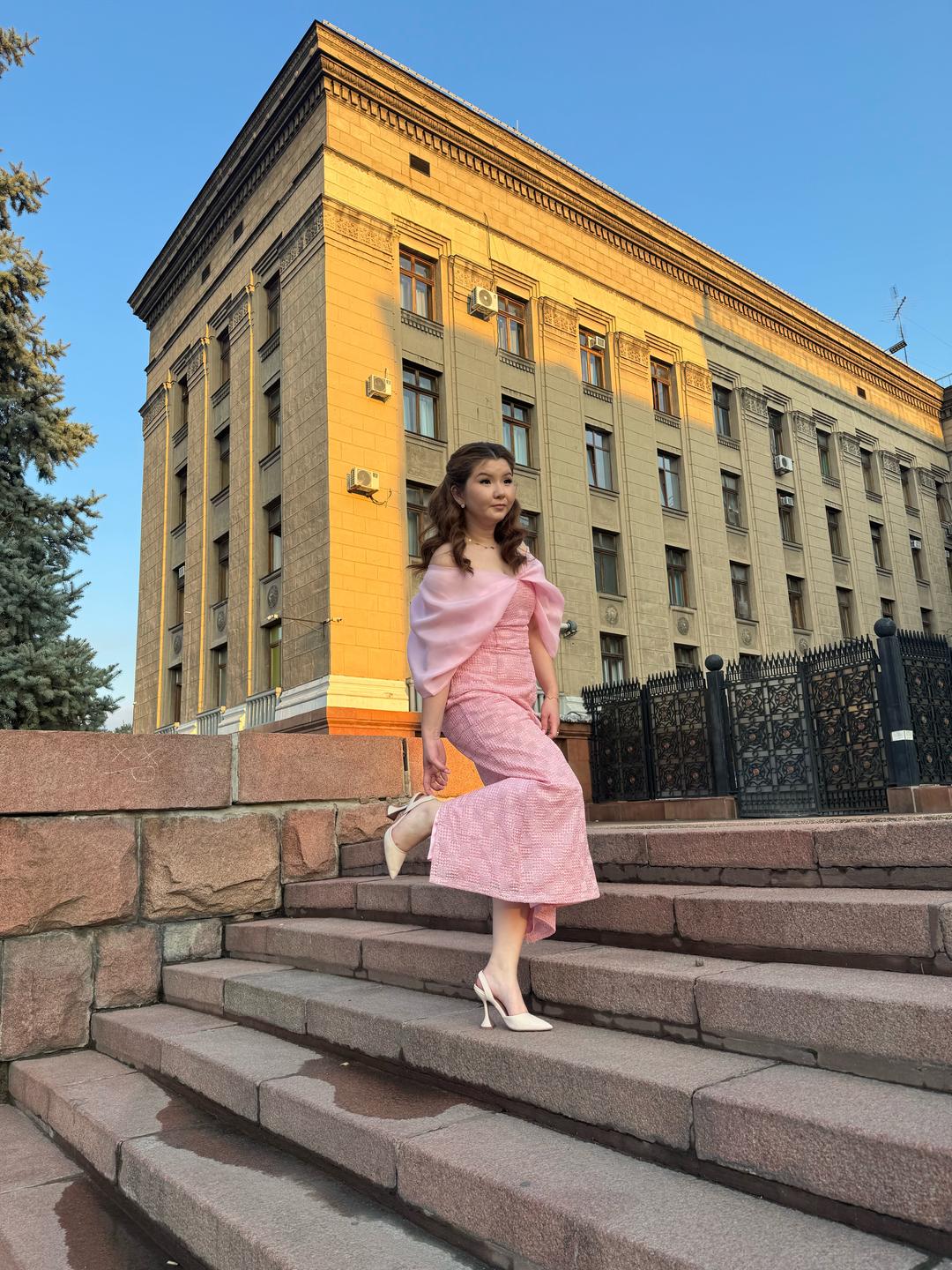 Нет бренда Розовое платье с открытыми плечами — фото 2