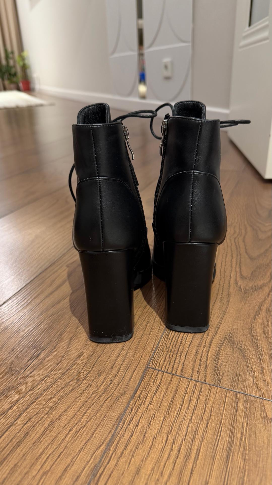 Женские ботильоны на шнуровке и платформе — фото 2