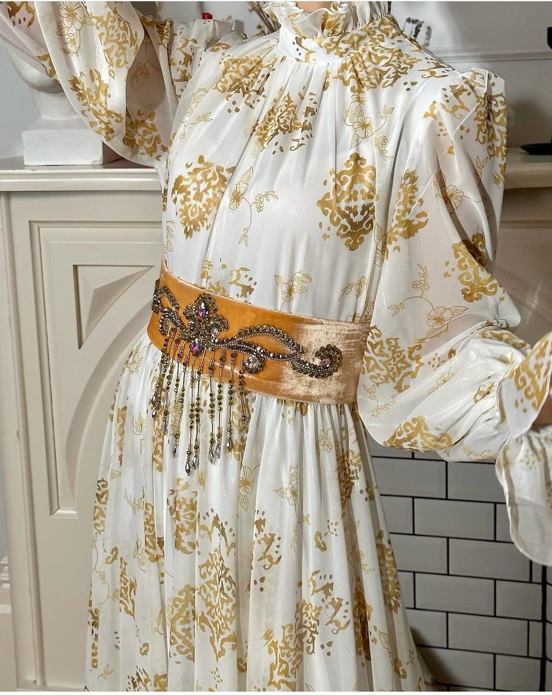OTANDYQ SAN UII Платье макси с золотистым узором и поясом — фото 2