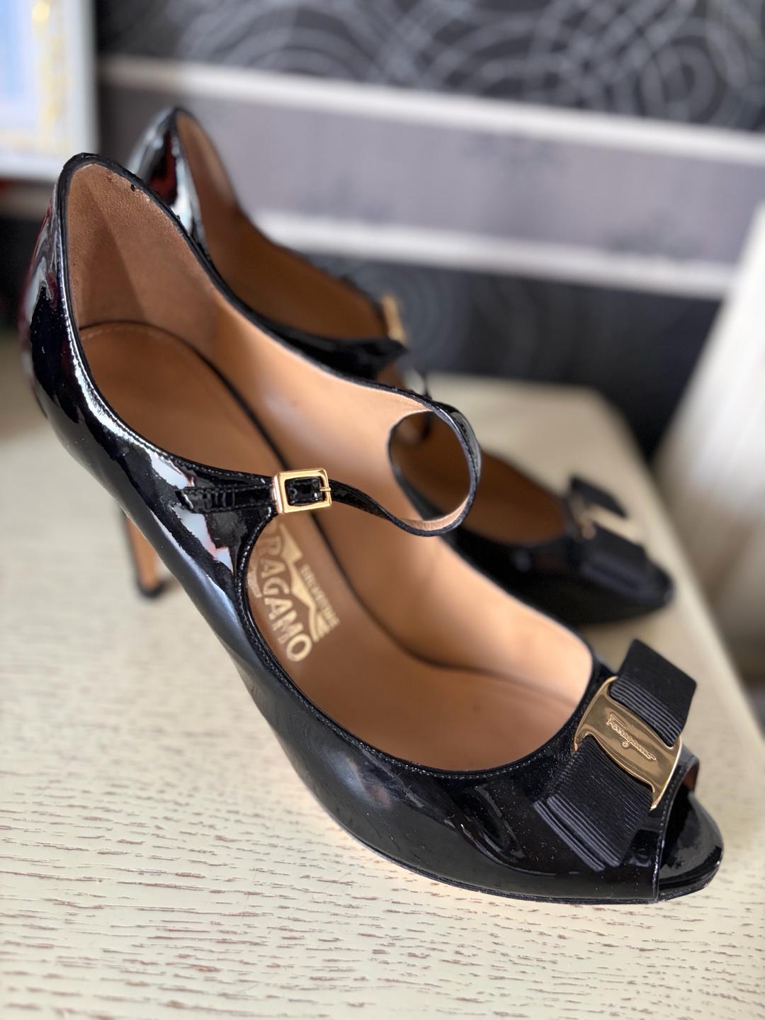 Salvatore Ferragamo Босоножки Salvatore Ferragamo, черная лаковая кожа , удобная колодка — фото 2
