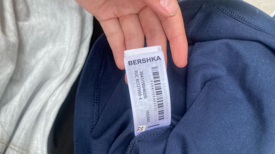 Bershka Майка синяя с белыми контрастными бретелями — фото 2