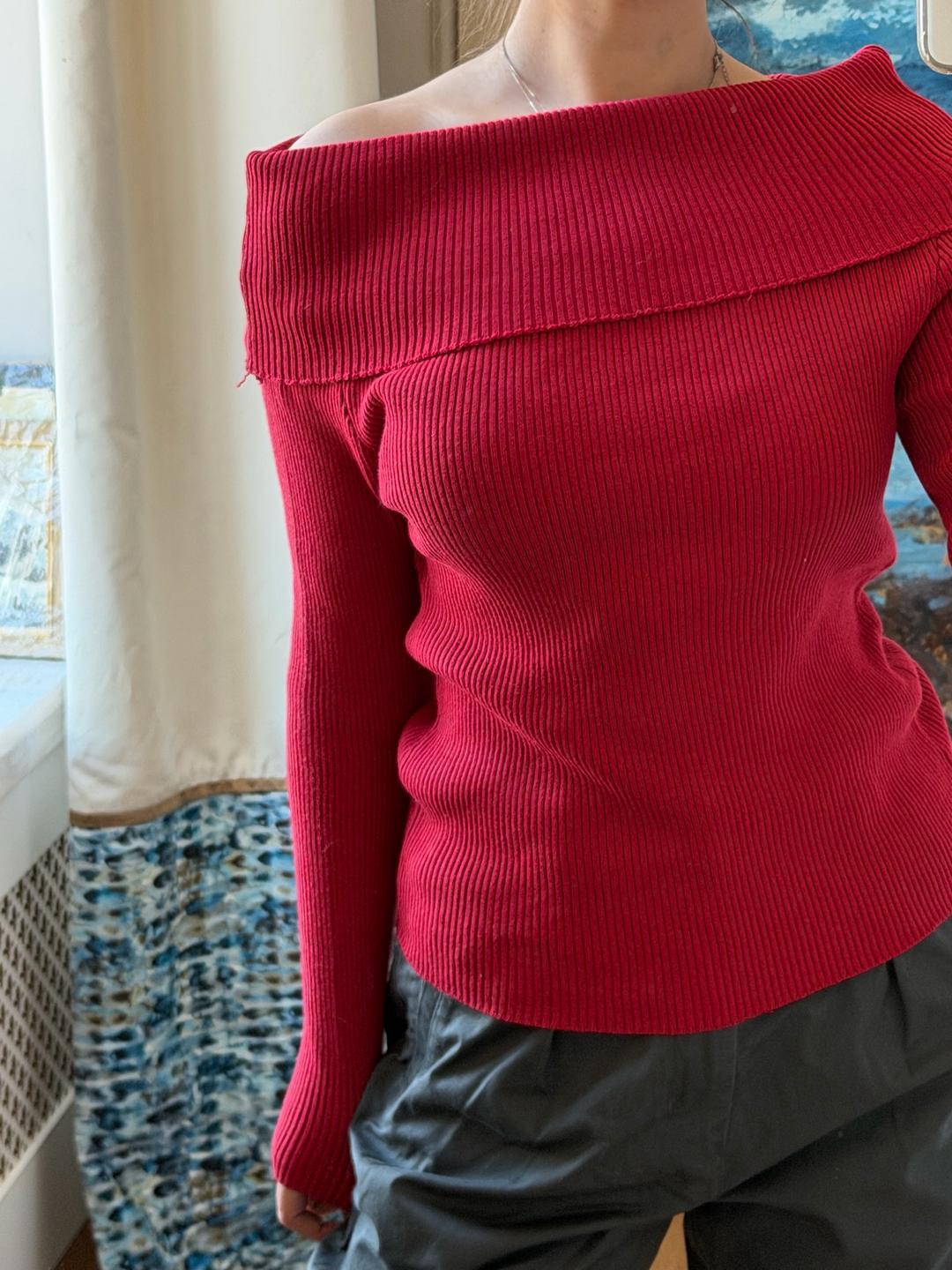 Нет бренда Красная off-shoulder водолазка в отличном состоянии — фото 2
