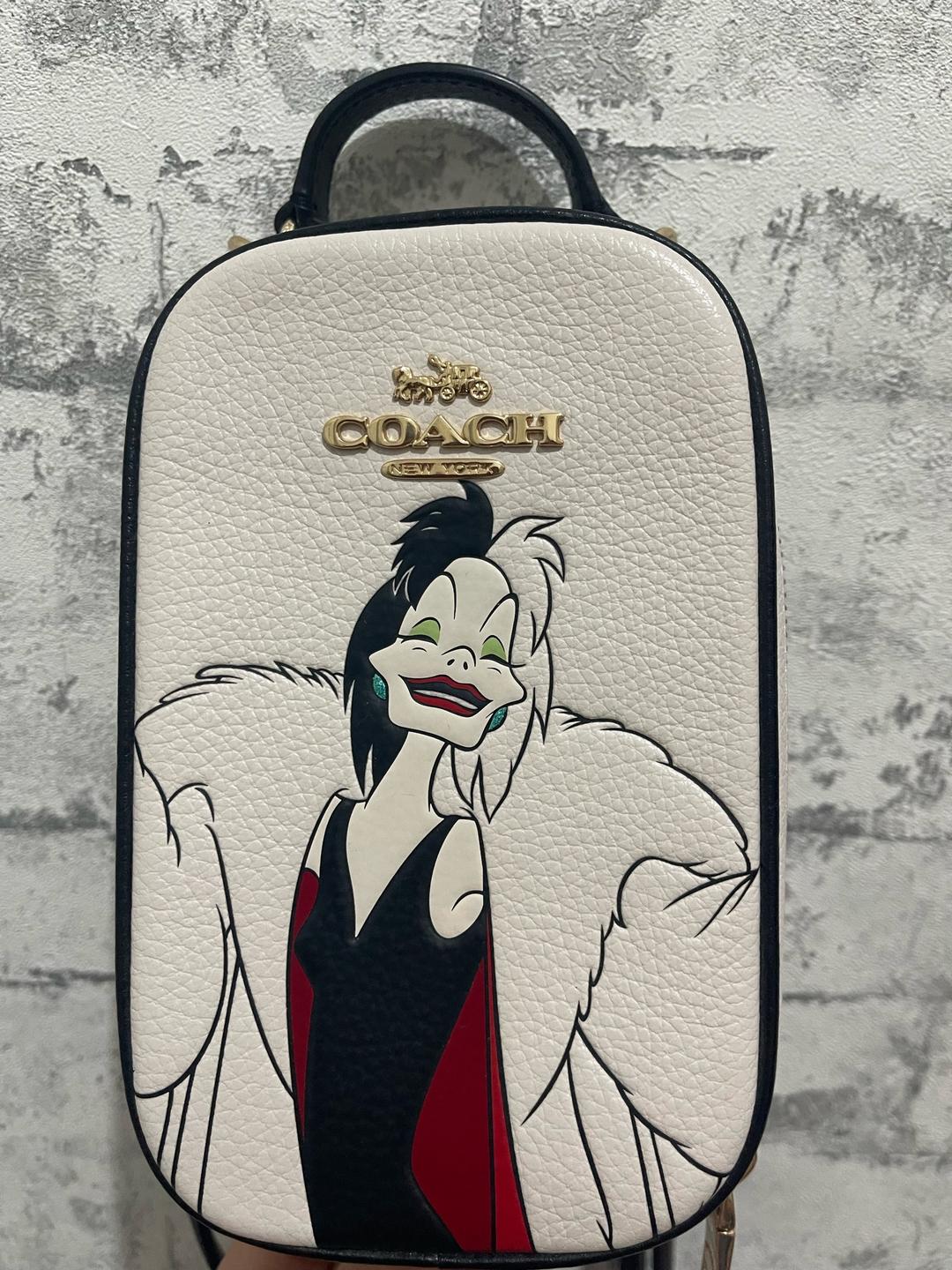 Coach Лимитированная сумочка Disney X Coach Eva Phone Crossbody With Cruella Motif — фото 2