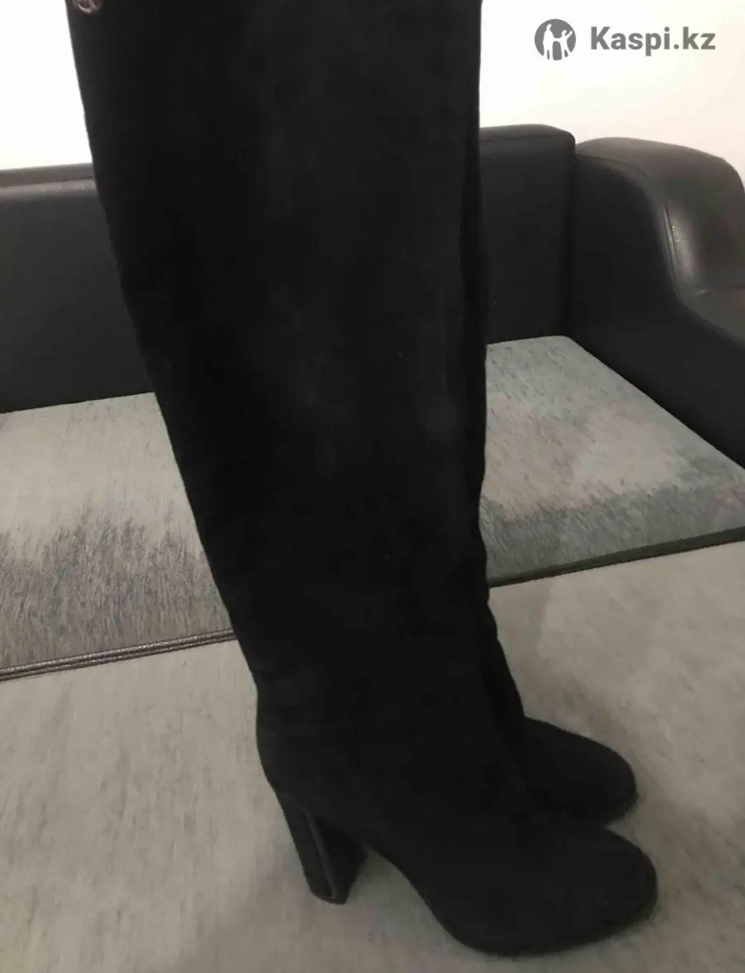 Женские замшевые сапоги на каблуке — фото 2