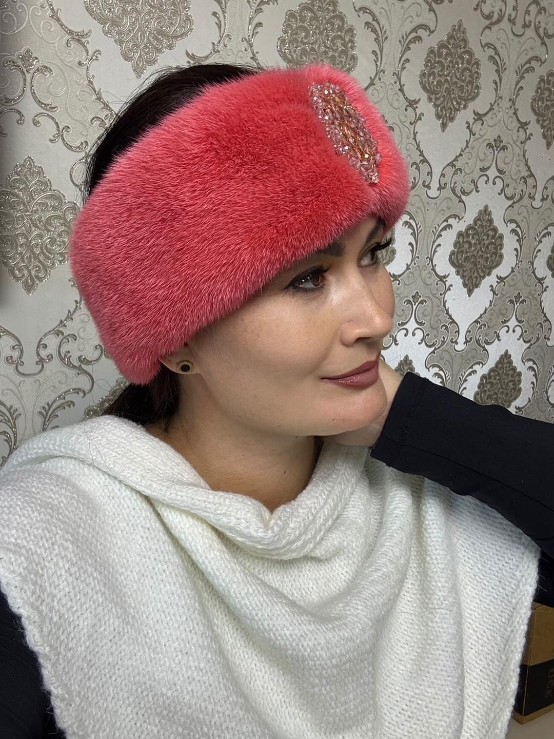 Karimova Katya Меховая повязка на голову с брошью кораллого цвета — фото 2