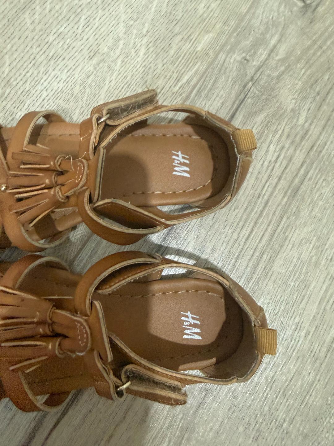 H&M H&M сандалии с кисточками для девочки — фото 2