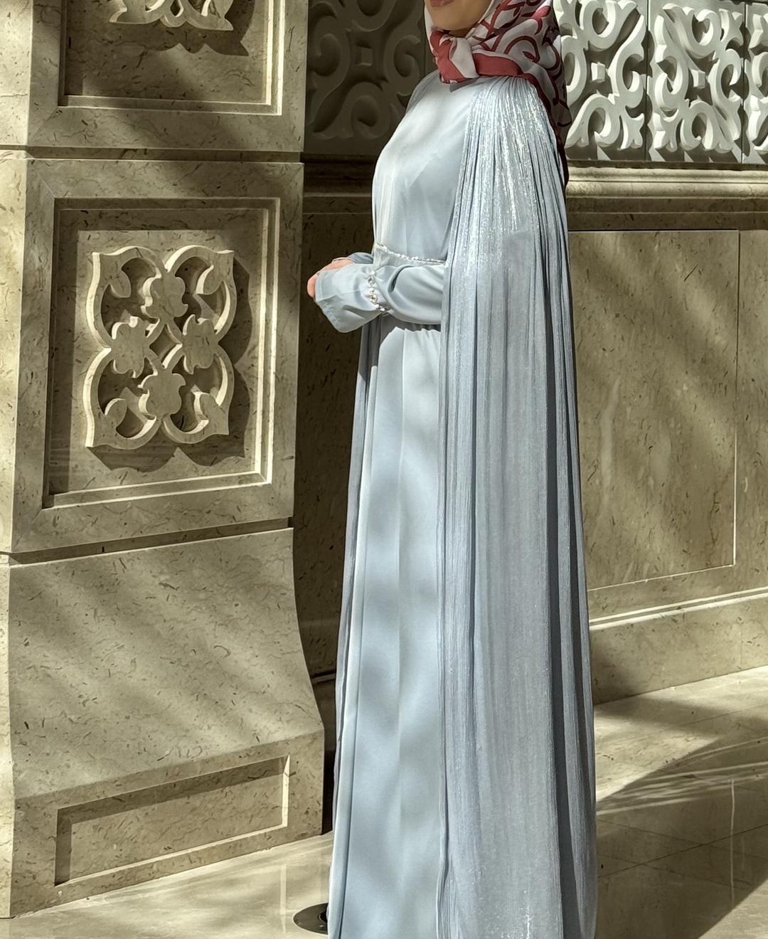 Нет бренда Платье со шлейфом в рукавах — фото 2
