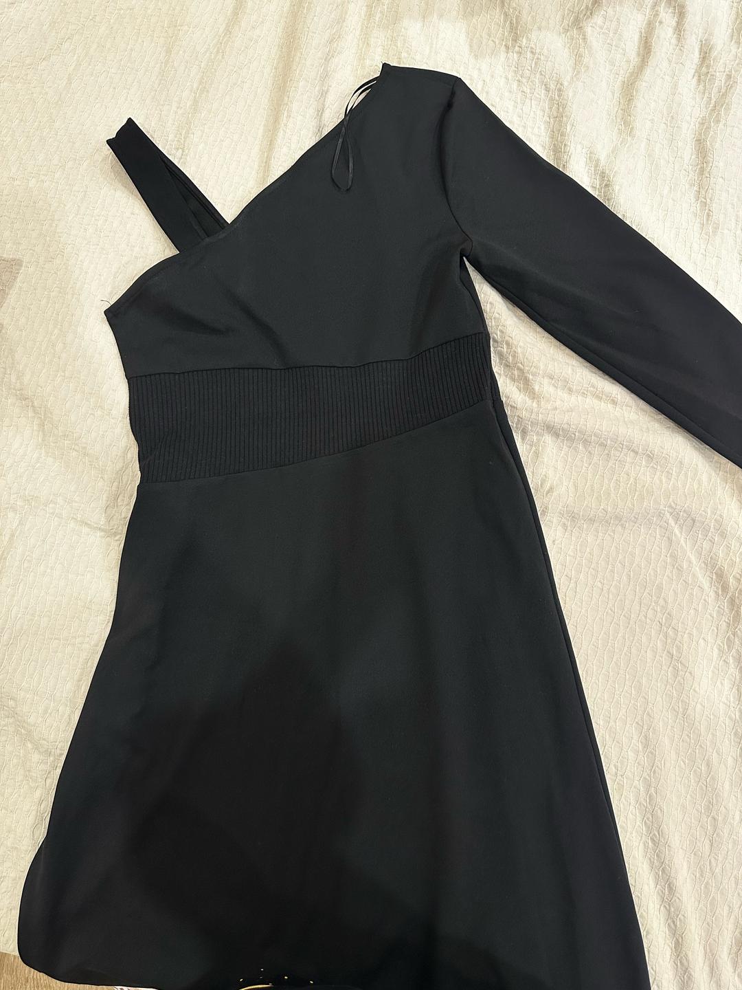 Zara Черное платье Zara миди с асимметричным вырезом — фото 2